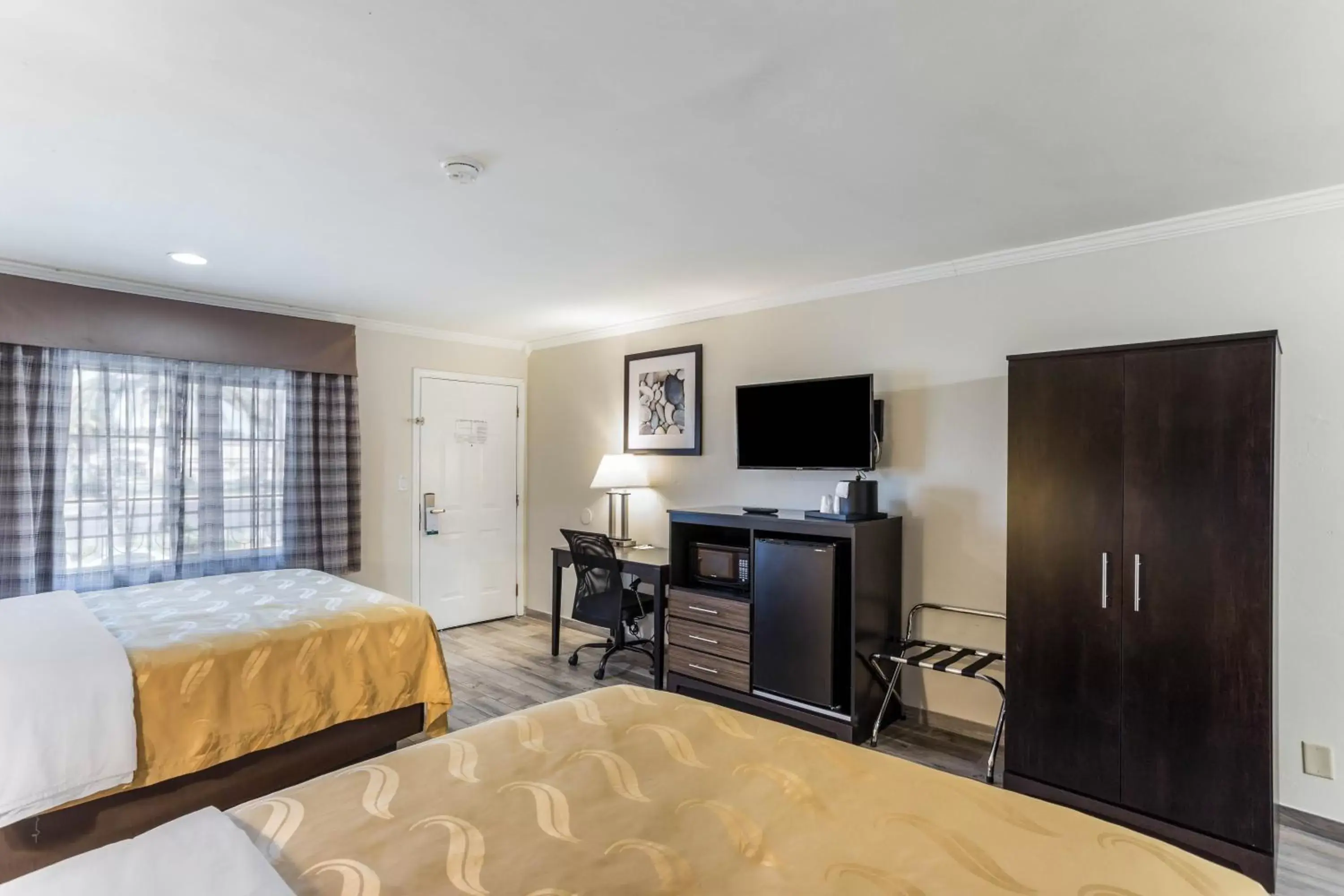 Standard Queen Room with Two Queen Beds and Tub - Accessible/Non-Smoking in Quality Inn Escondido Downtown