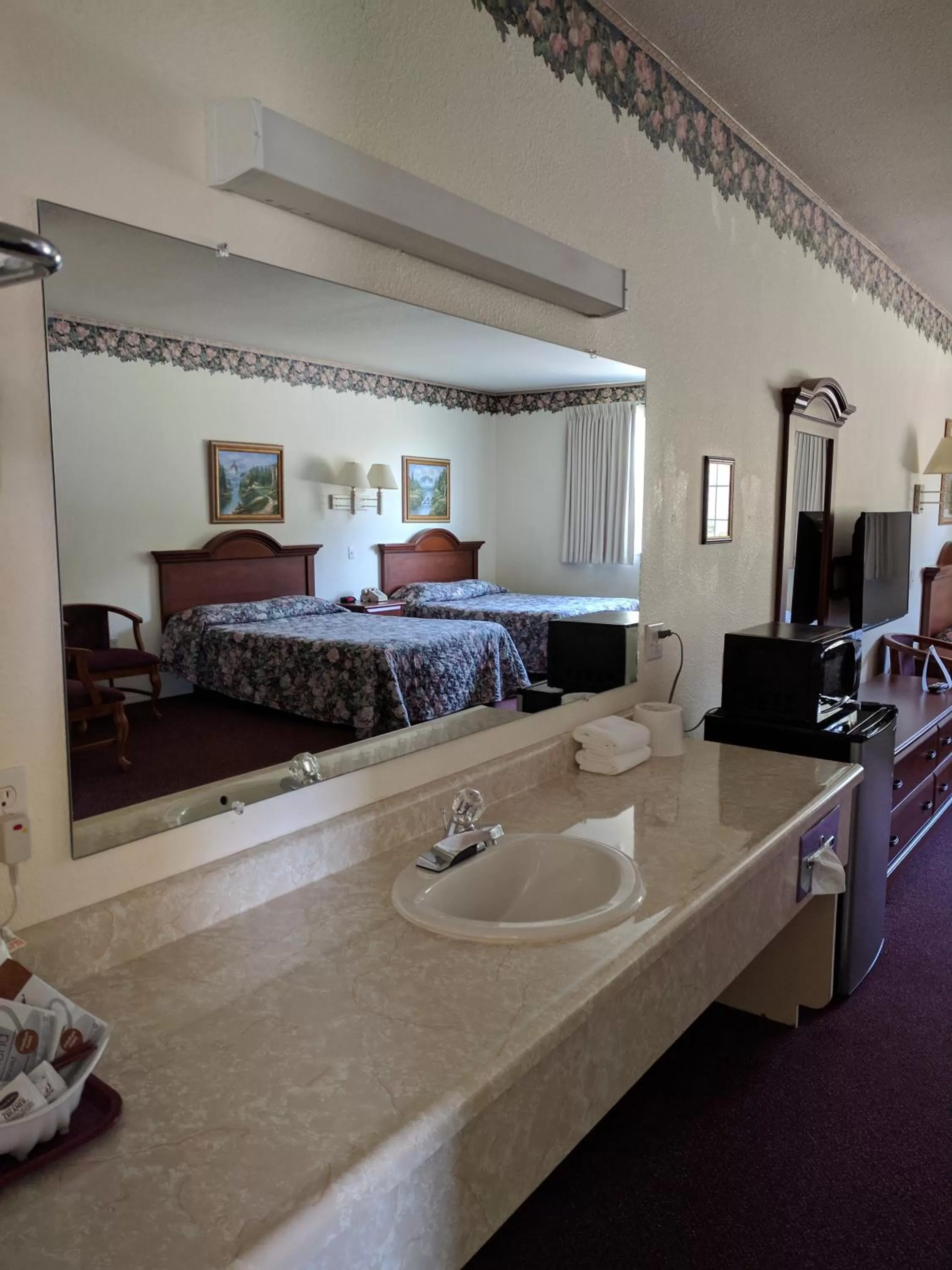 Photo of the whole room, Bed in Lighthouse Inn