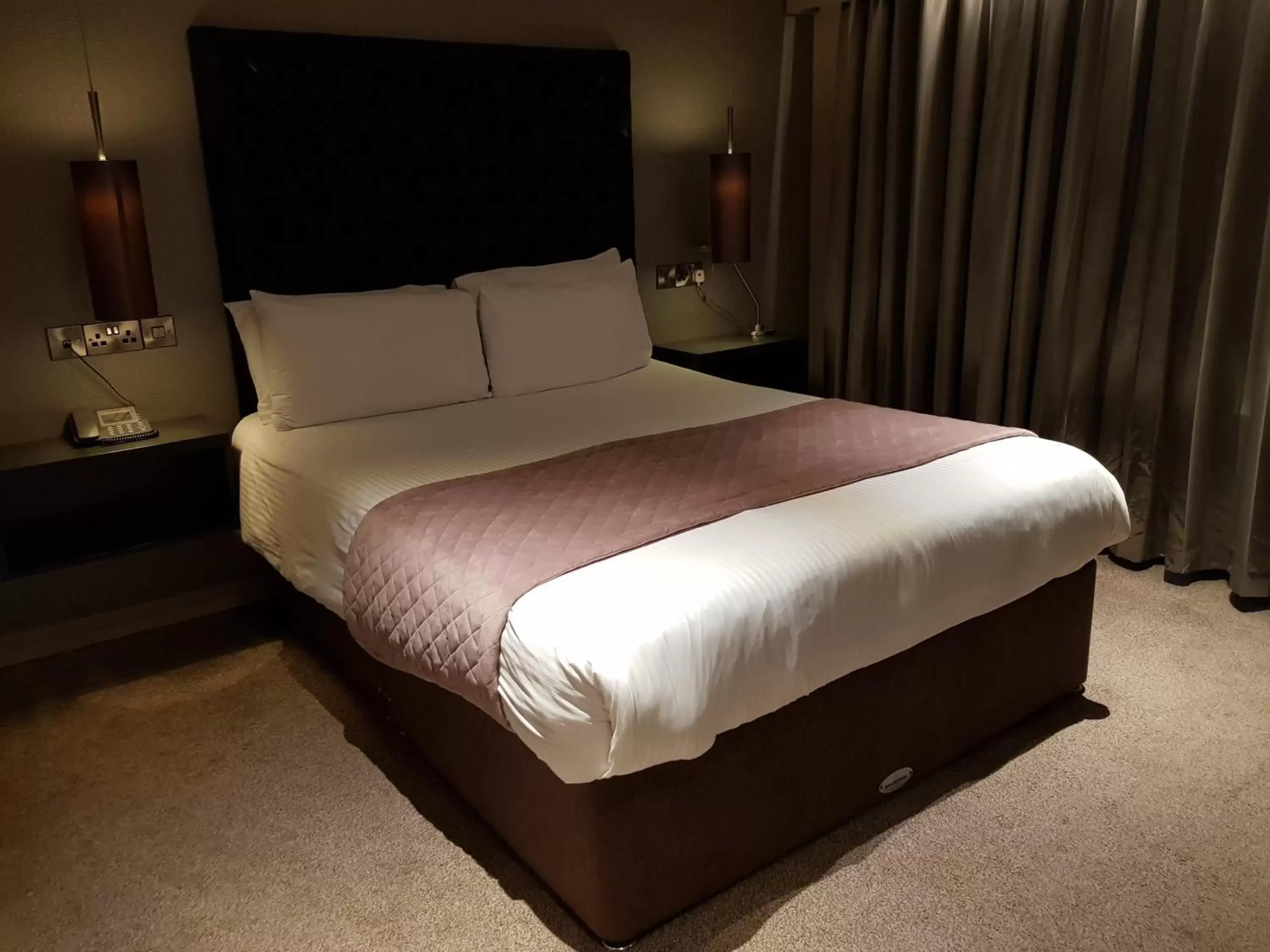 Bedroom, Bed in The Enniskillen Hotel and Motel