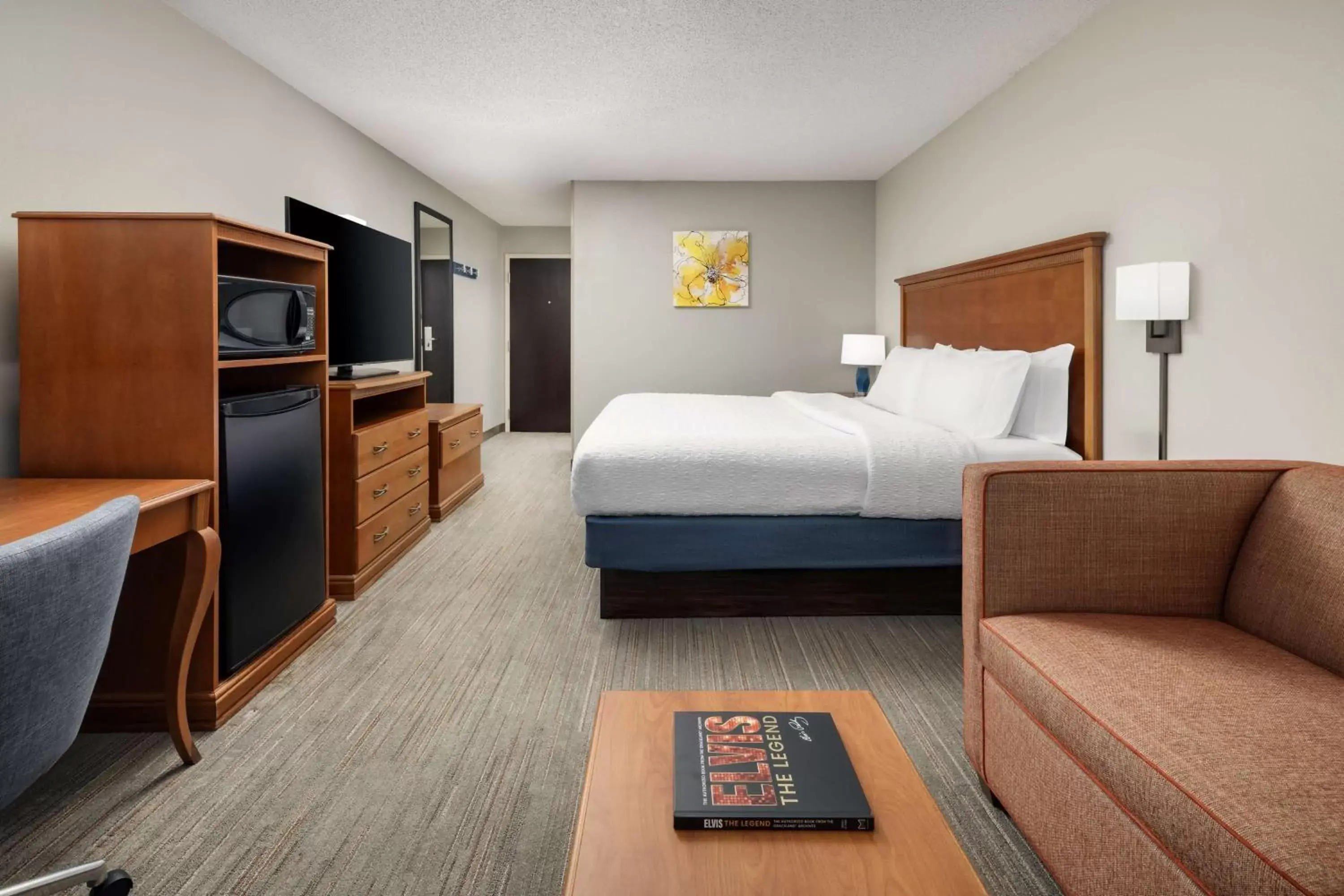 Living room, Bed in Hampton Inn Memphis-Walnut Grove/Baptist East Living room, Bed in Hampton Inn Memphis-Walnut Grove/Baptist East