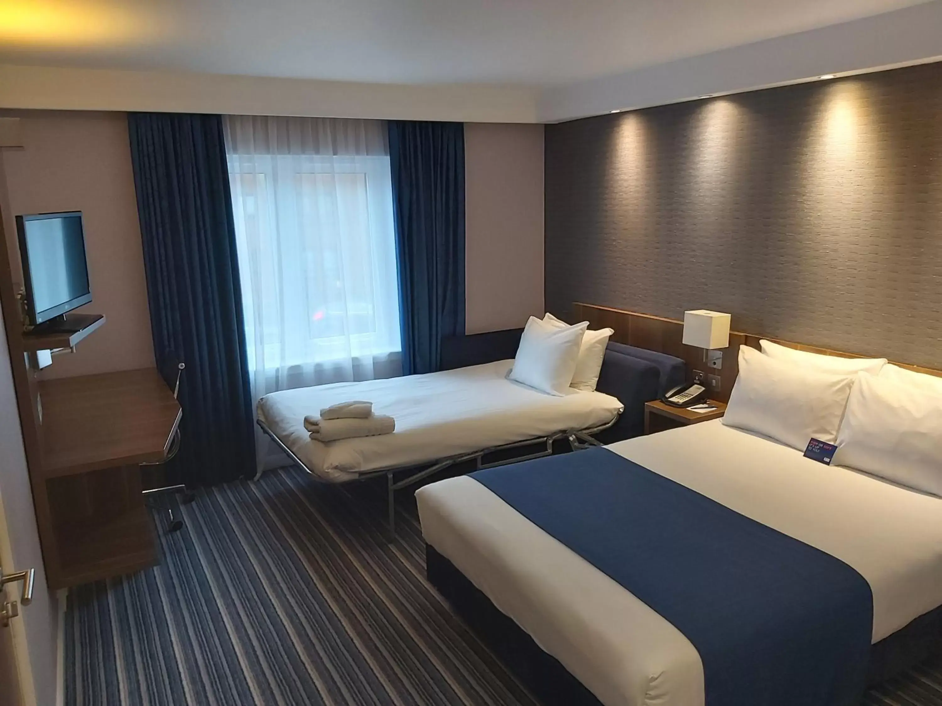 Photo of the whole room, Bed in Holiday Inn Express Windsor, an IHG Hotel