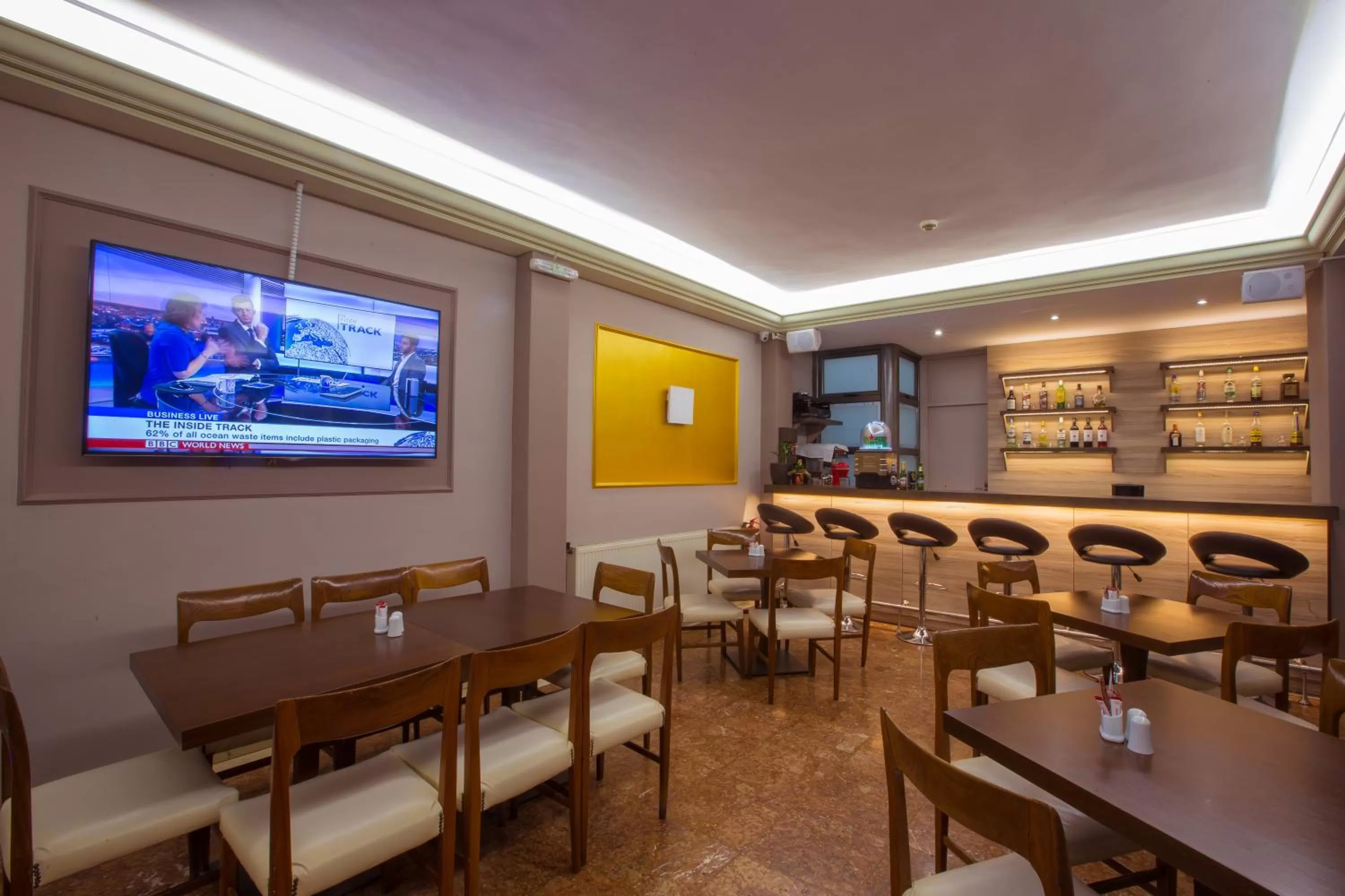 Restaurant/places to eat in Hotel Marina