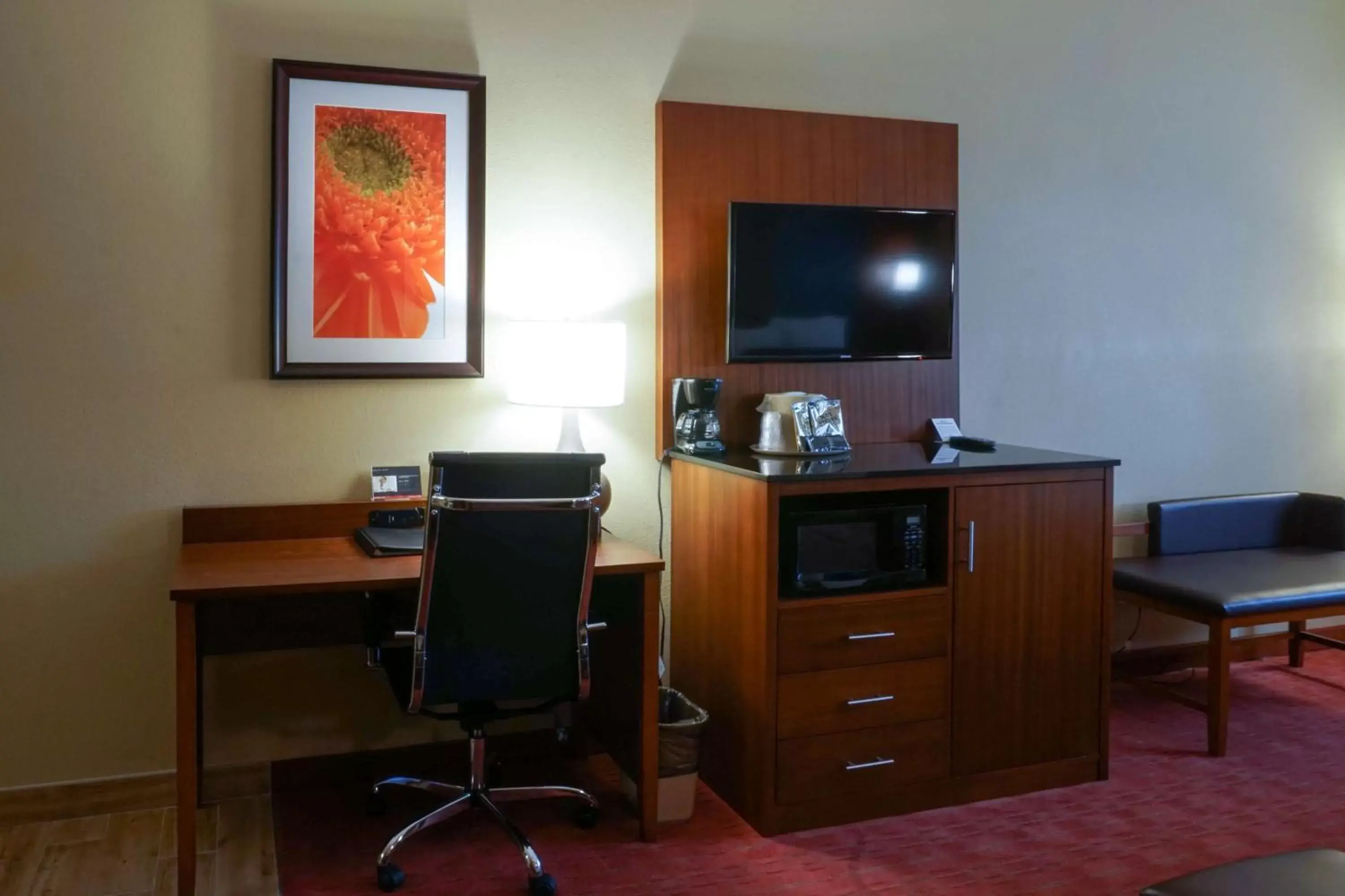 Photo of the whole room, TV/Entertainment Center in Best Western Plus Georgetown Corporate Center Hotel