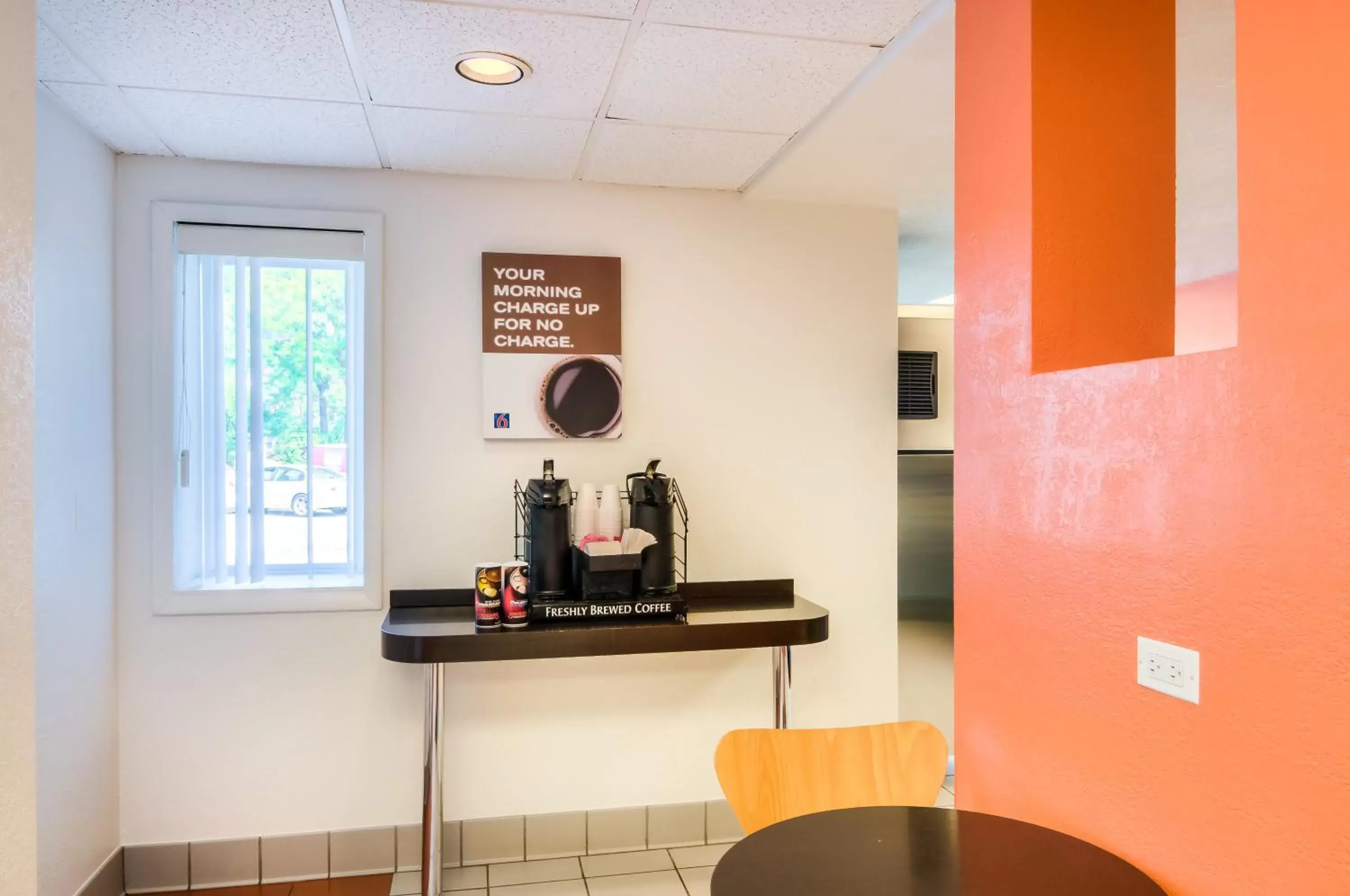 Coffee/tea facilities in Motel 6-Arlington Heights, IL - Chicago North Central