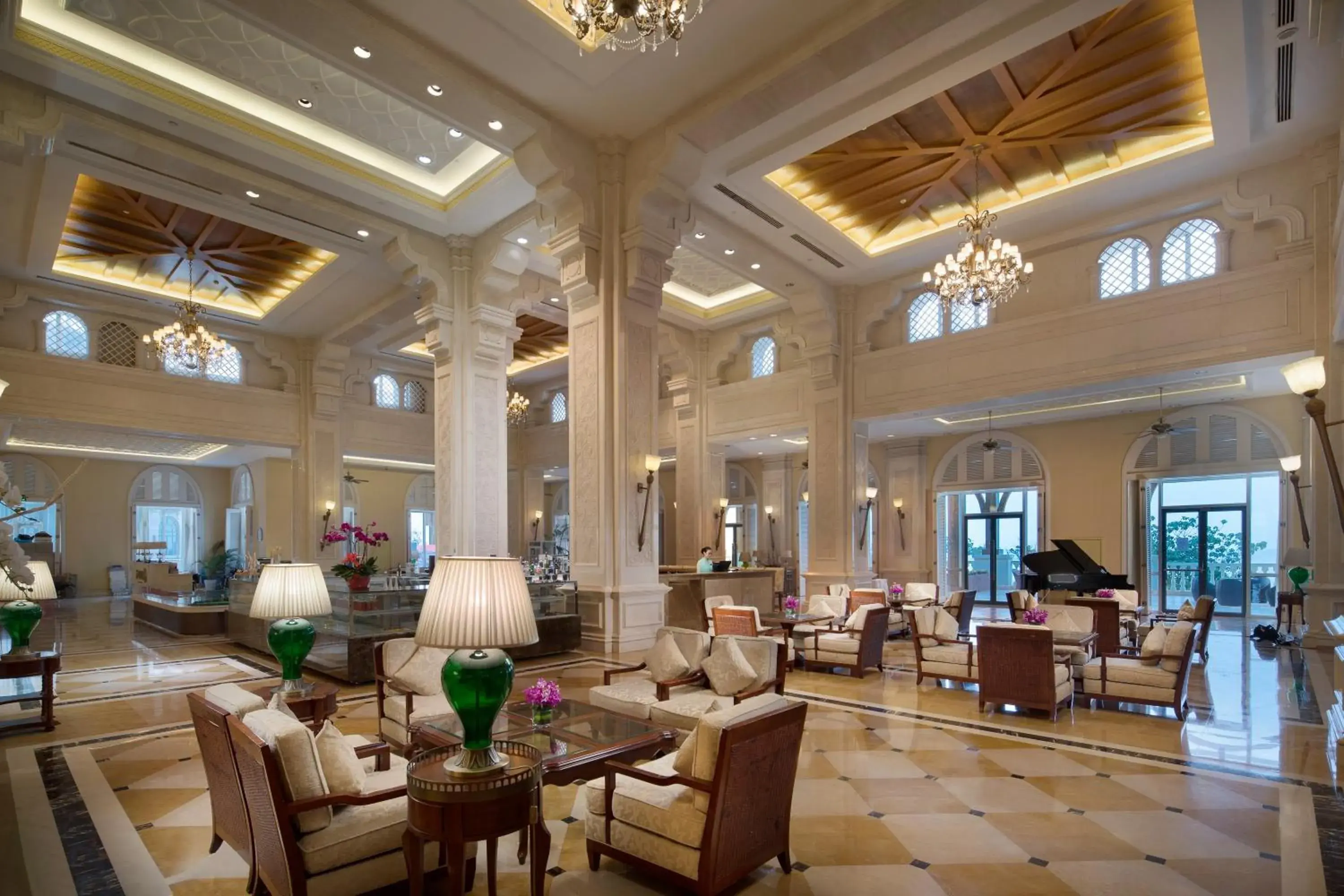 Restaurant/places to eat, Lobby/Reception in Crowne Plaza Ocean Spring Resort, an IHG Hotel