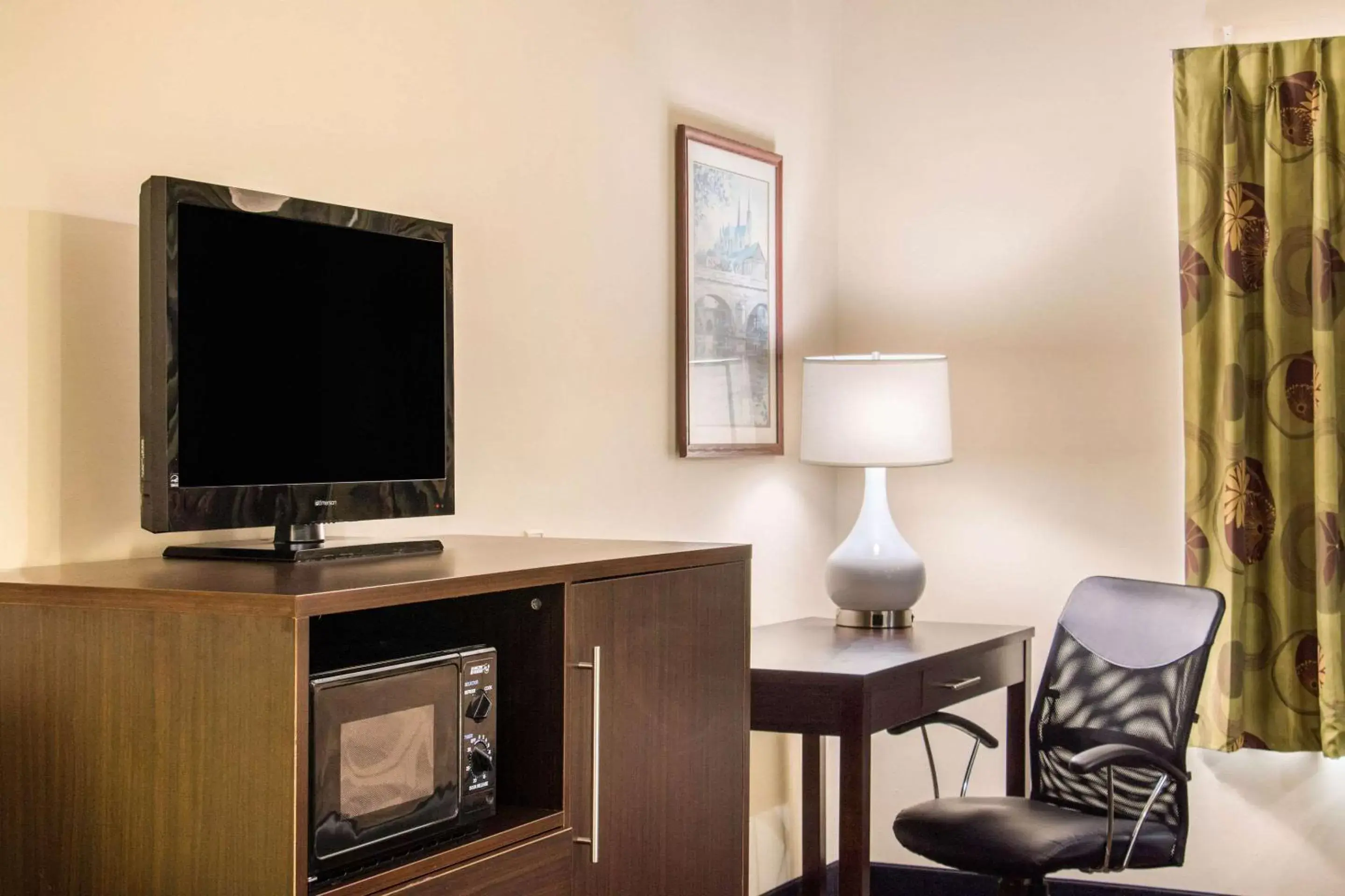Photo of the whole room, TV/Entertainment Center in Quality Inn Pooler - Savannah I-95
