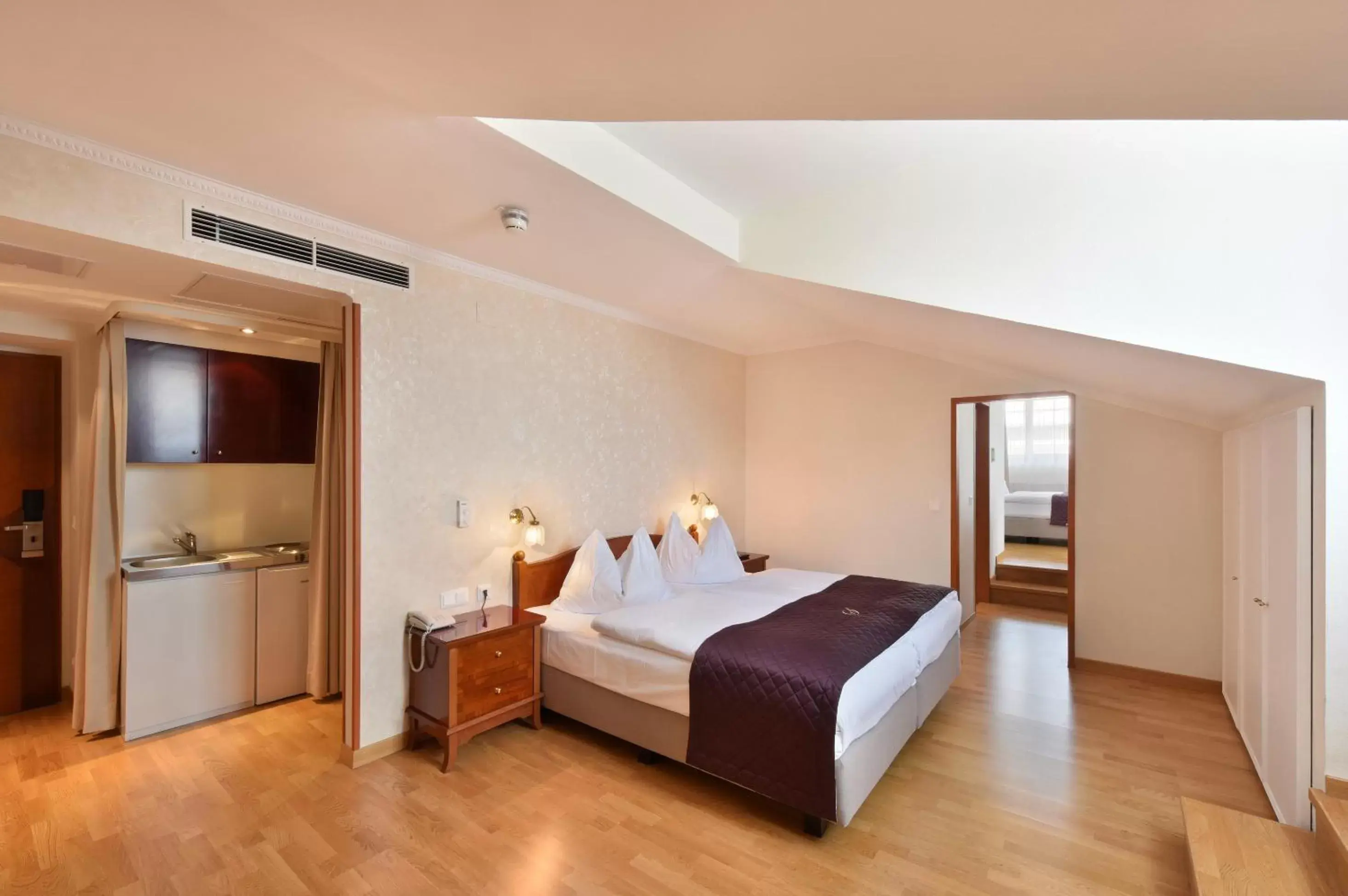 Kitchen or kitchenette, Bed in Hotel Am Schubertring