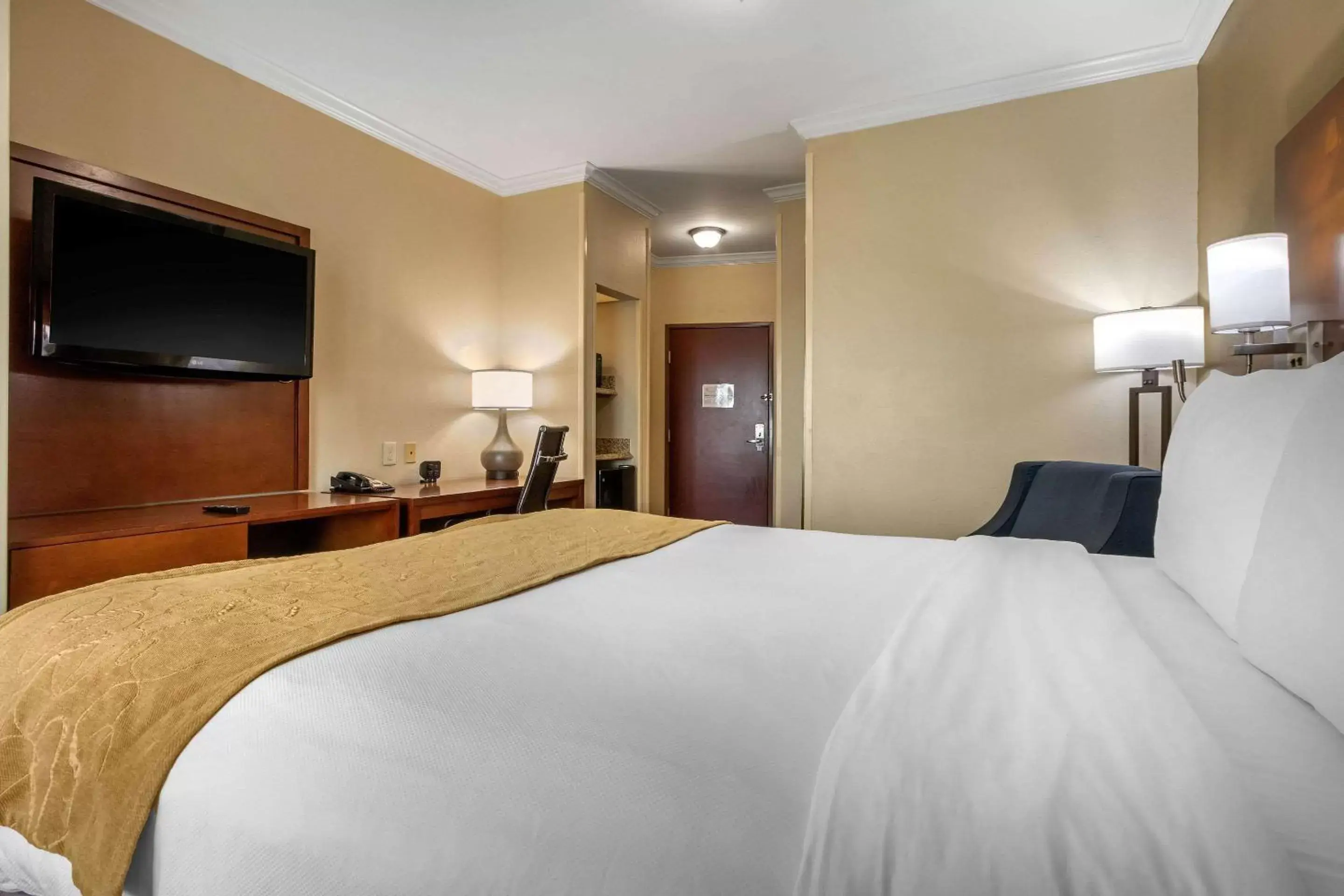 Photo of the whole room, Bed in Comfort Suites Central
