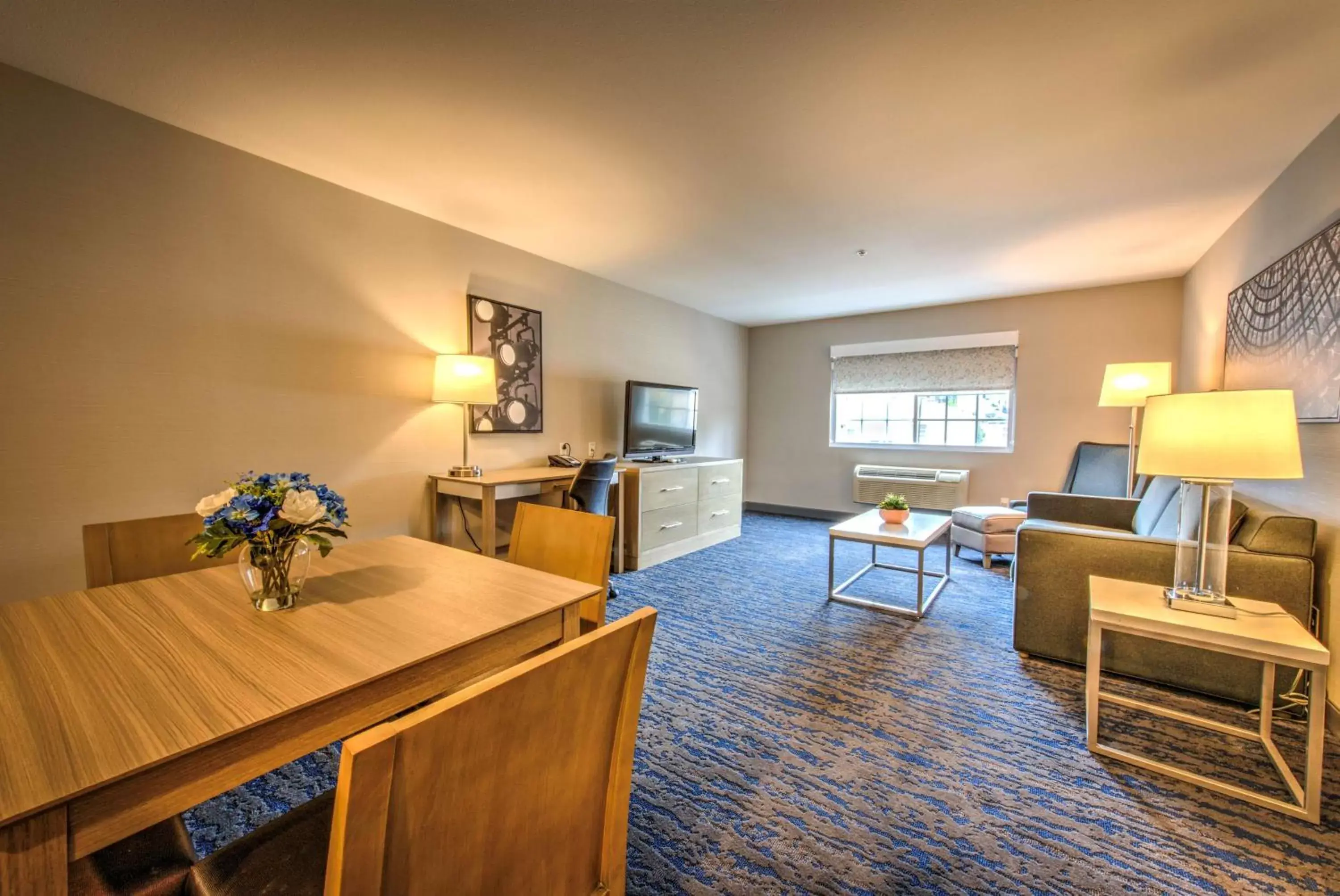 Living room, Seating Area in Best Western Plus Media Center Inn & Suites