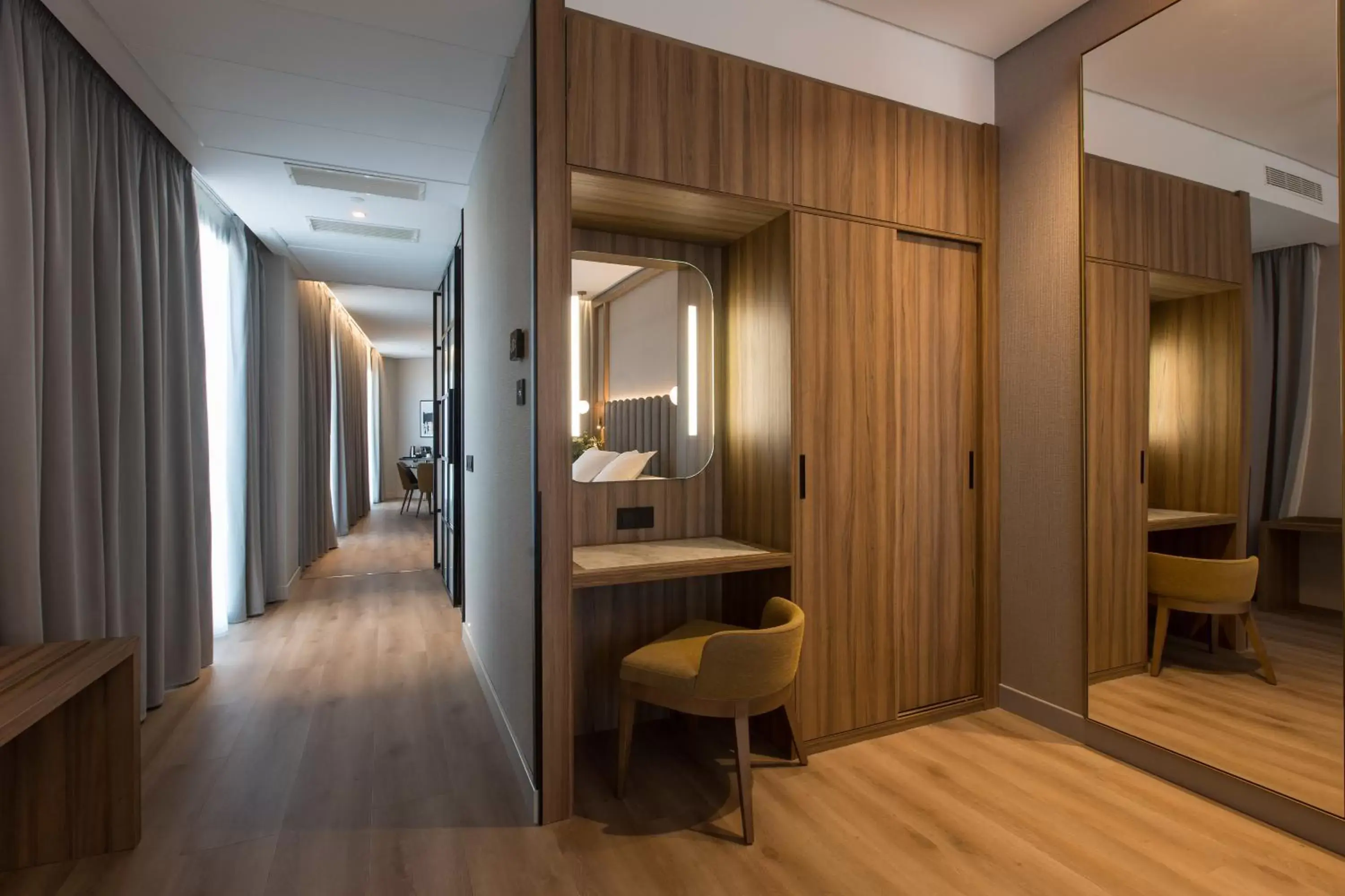 wardrobe in Hotel Giralda Center