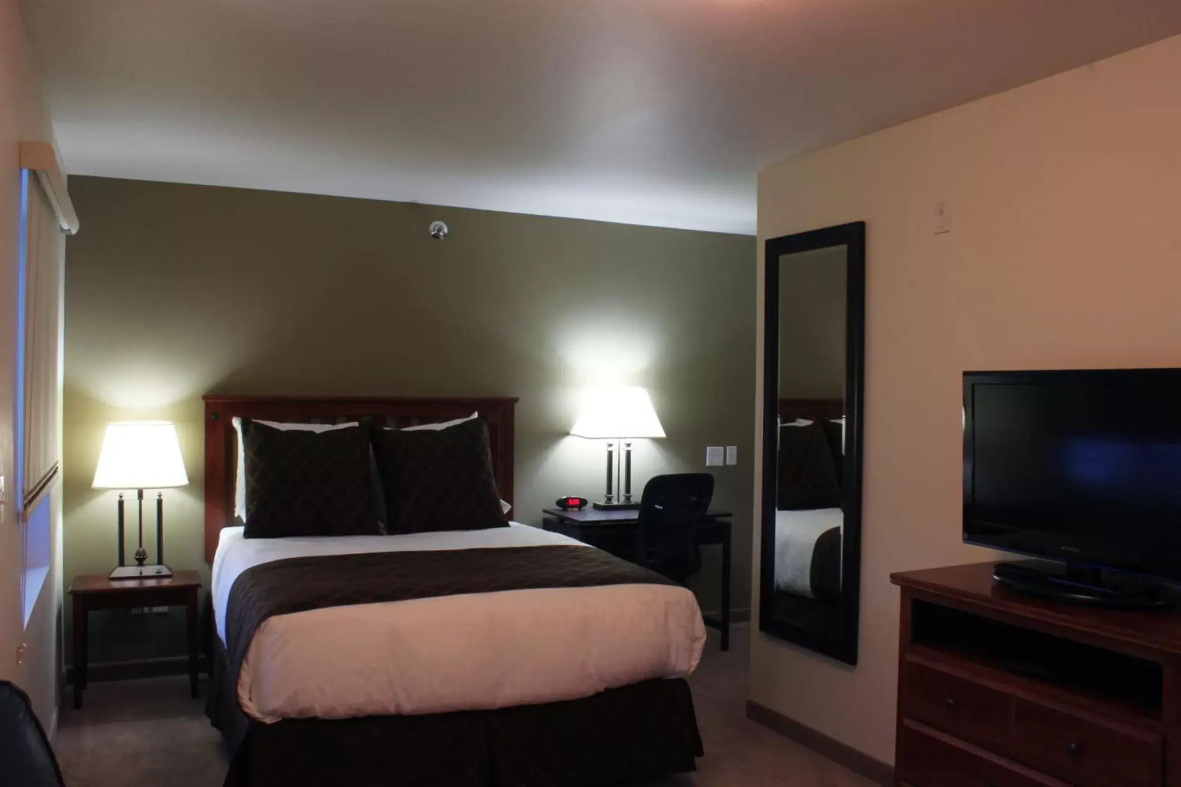 Photo of the whole room, Bed in Extended Stay Americas Suites - Minot