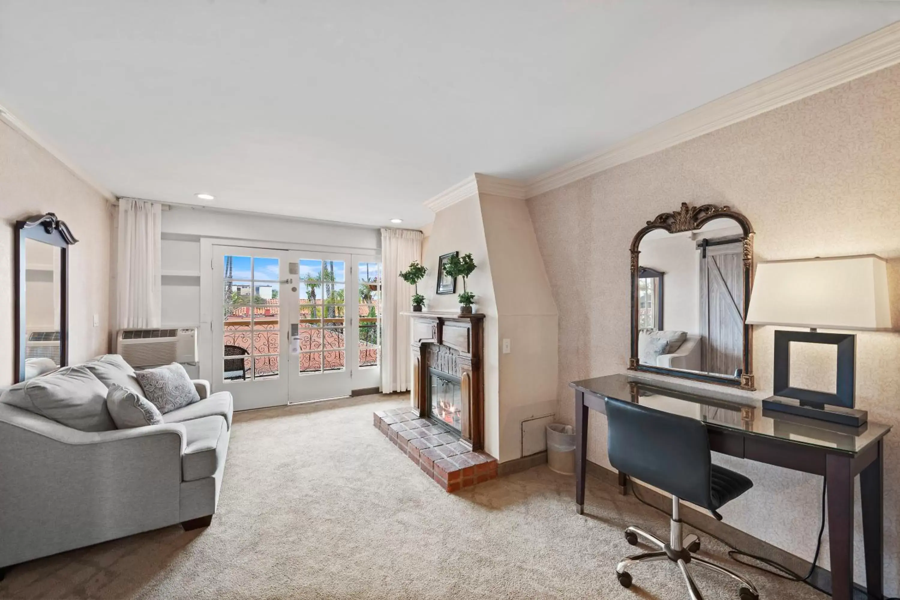 Living room, Seating Area in 14 West Hotel Laguna Beach