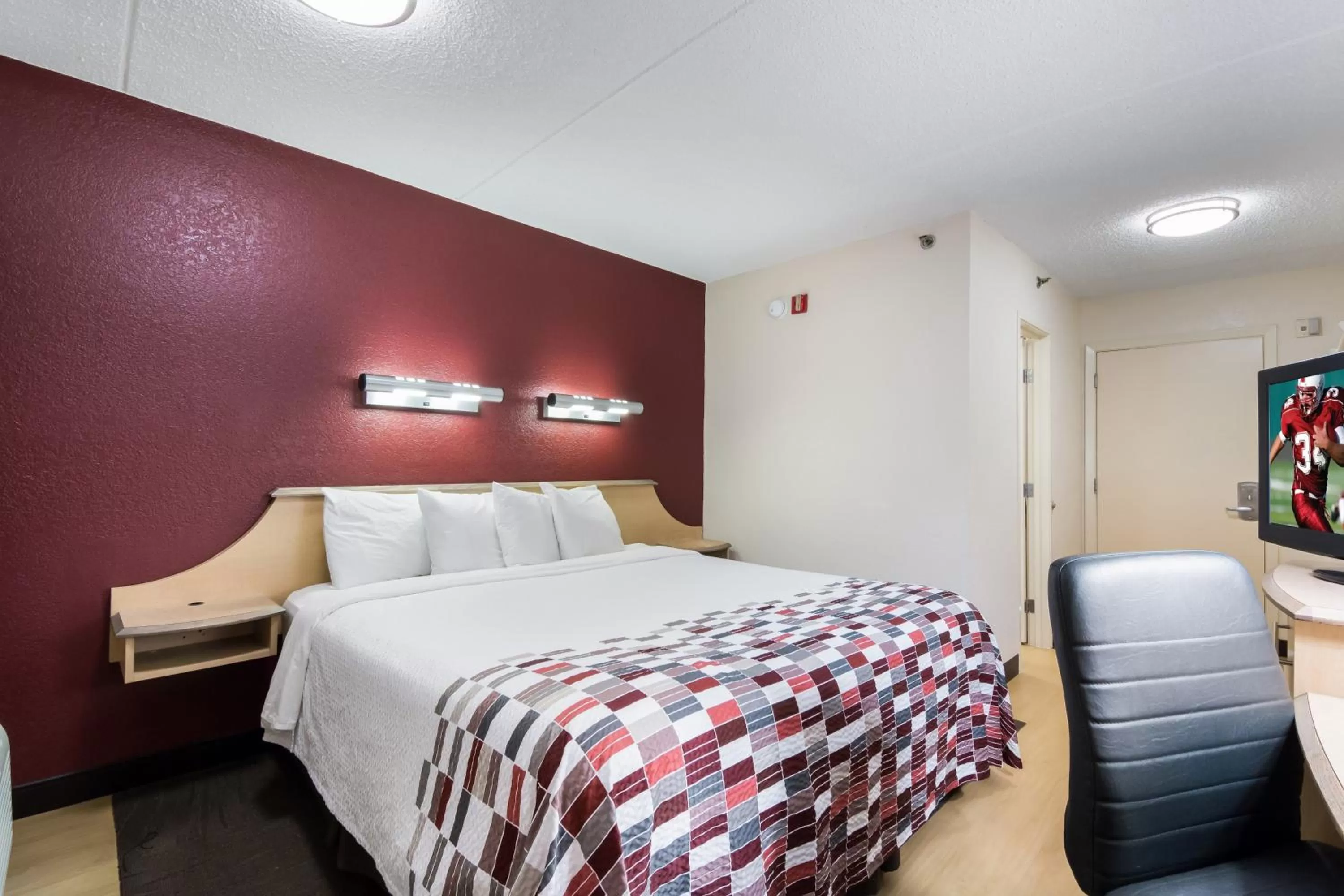 Photo of the whole room, Bed in Red Roof Inn Laredo