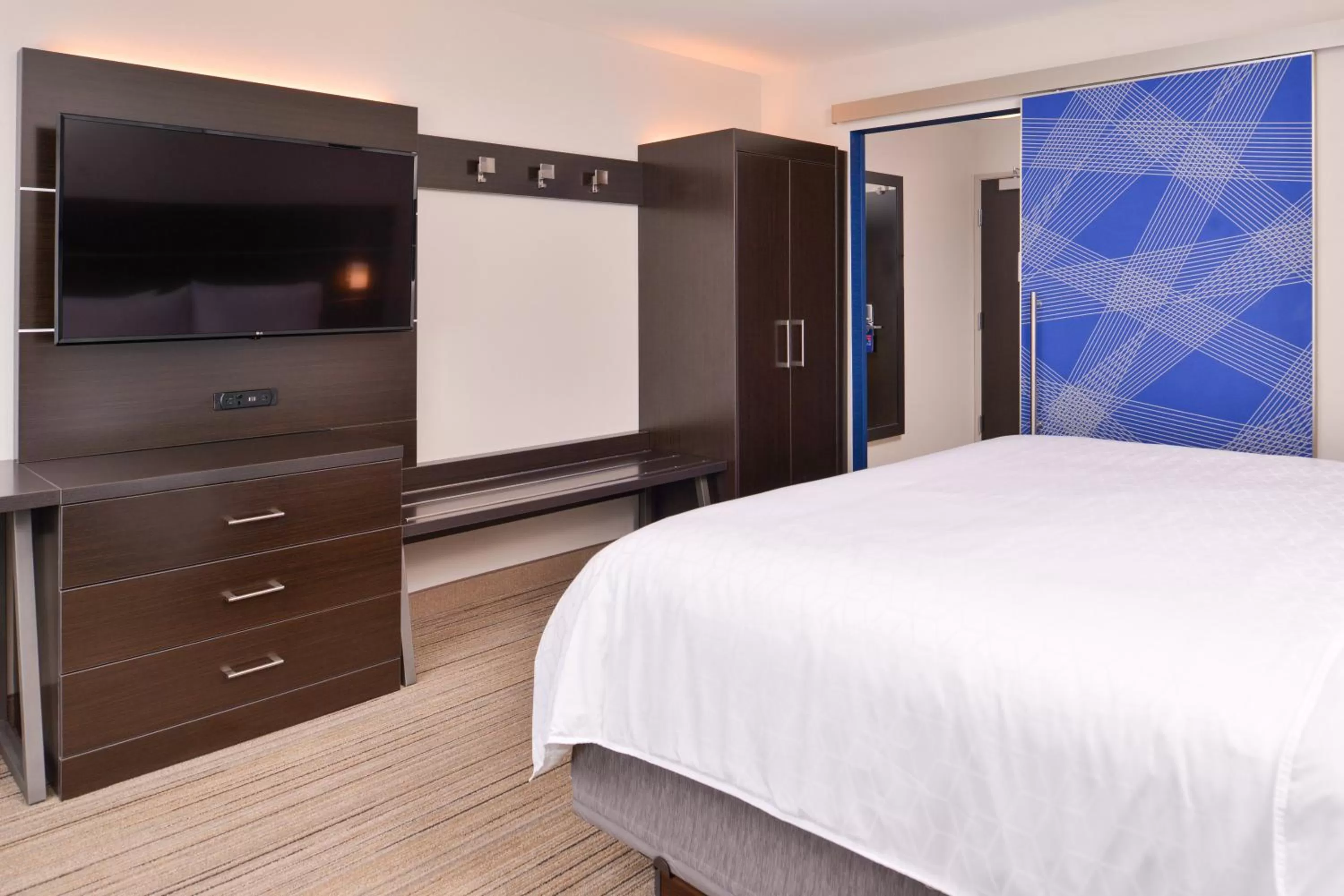 Photo of the whole room, Bed in Holiday Inn Express & Suites - Olathe West by IHG