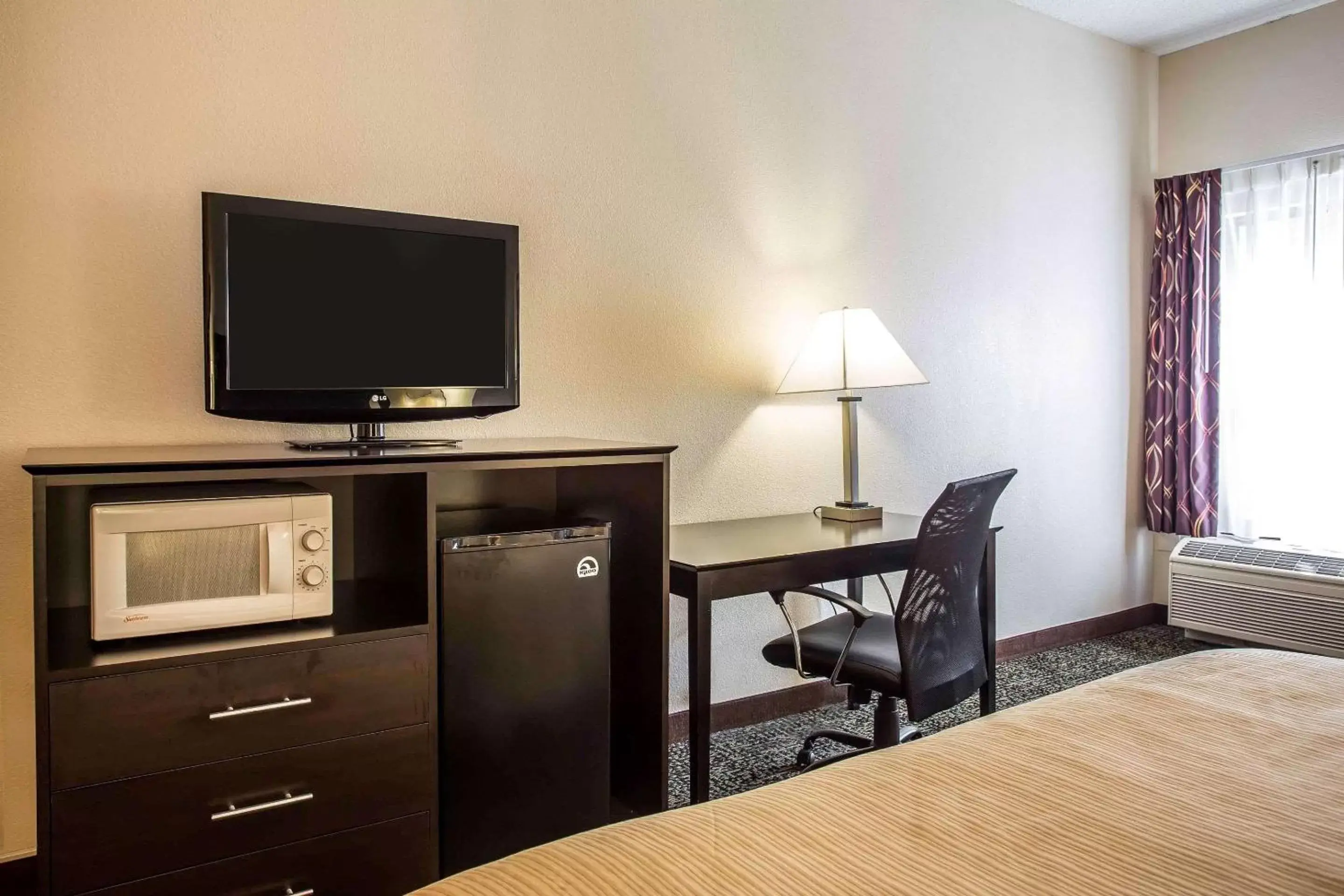 Photo of the whole room, TV/Entertainment Center in Quality Inn Union US Hwy 176