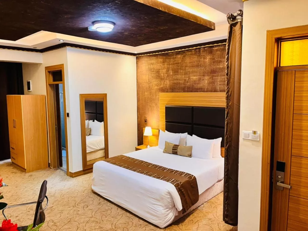 Bed in Ndaru Luxury Suites