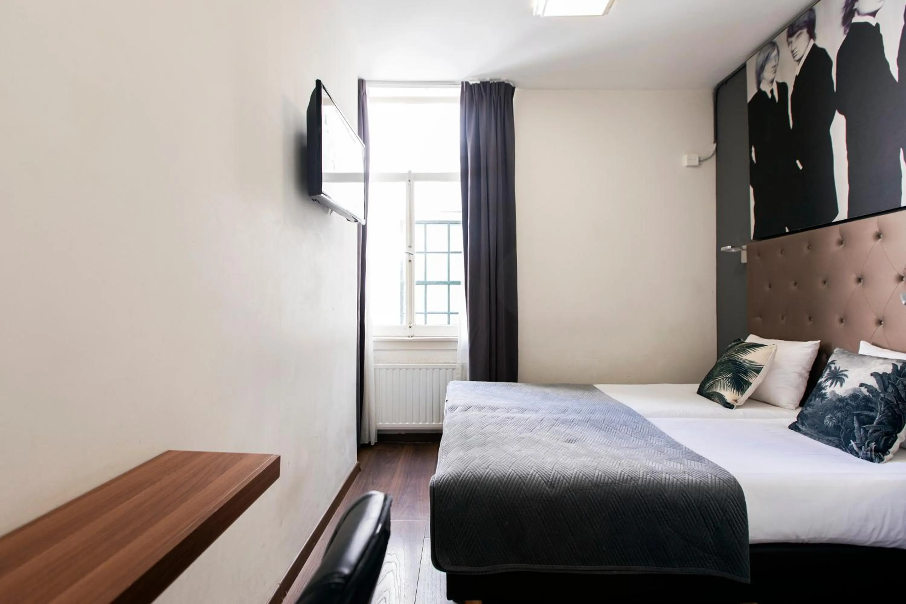 Bed in Quentin Golden Bear Hotel