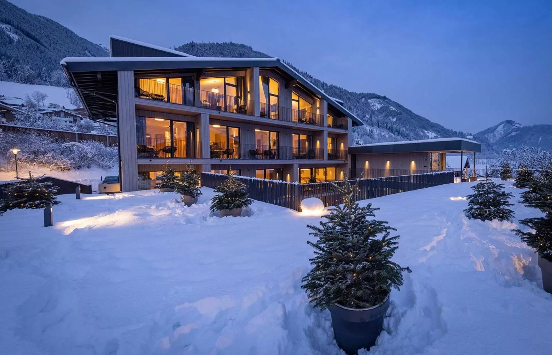 Property building in Emma Deluxe Aparthotel direkt beim Skibus