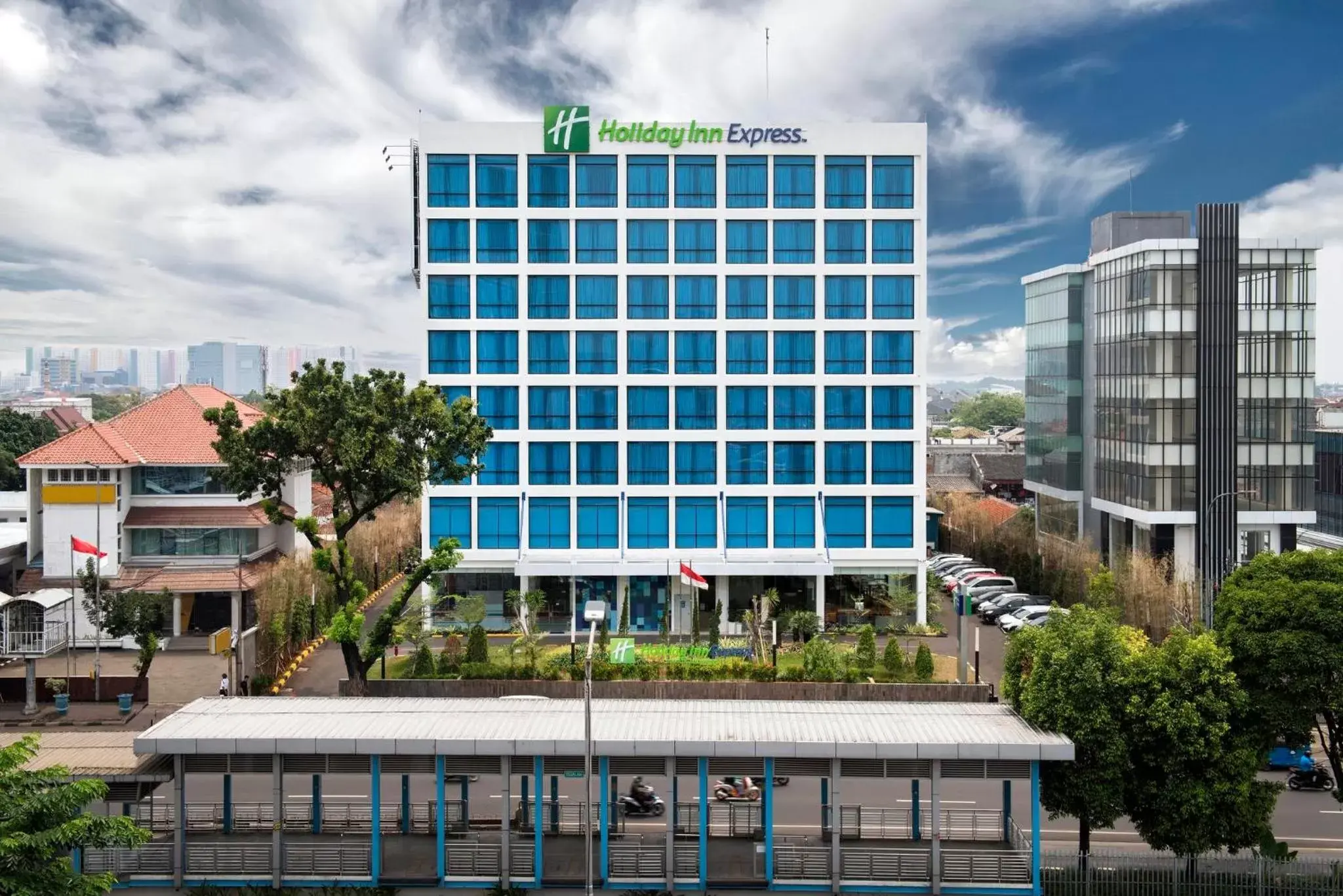 Property Building in Holiday Inn Express Jakarta Matraman, an IHG Hotel