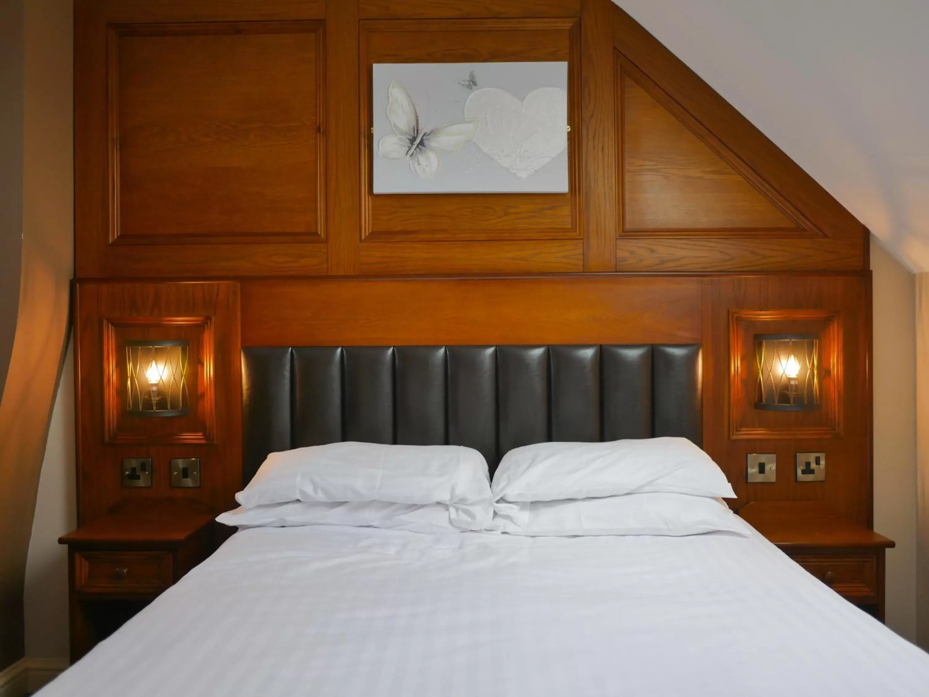 Bed in Crown & Anchor Inn