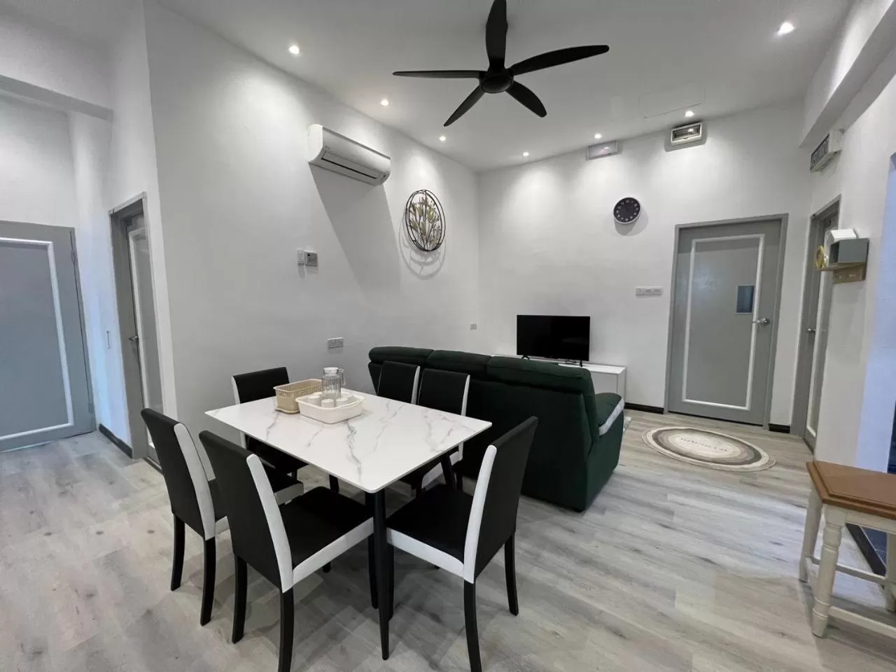 TV and multimedia in One Point Inn King Centre