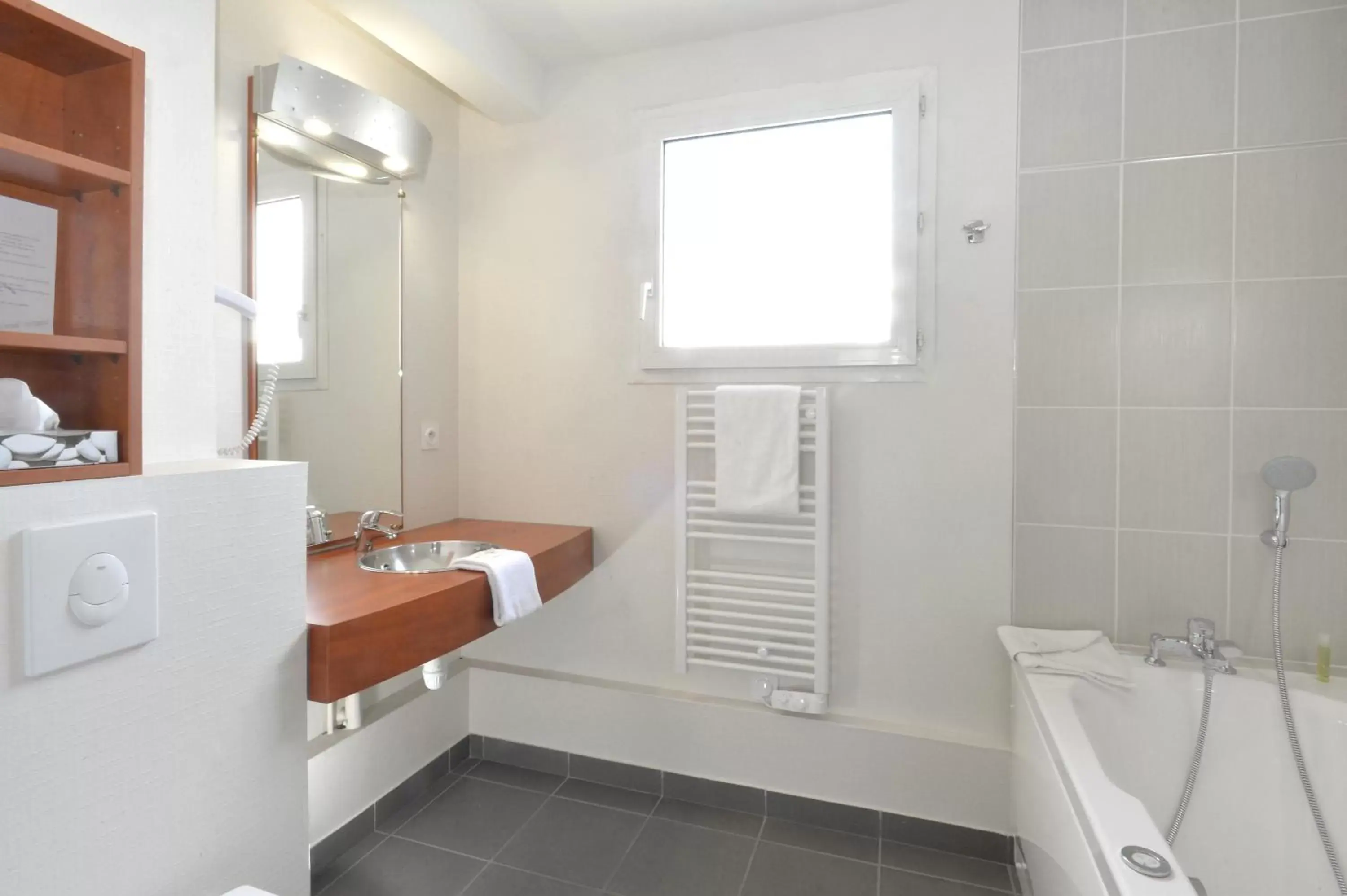 Hot Tub, Bathroom in Brit Hotel Orléans St Jean de Braye - L'Antarès