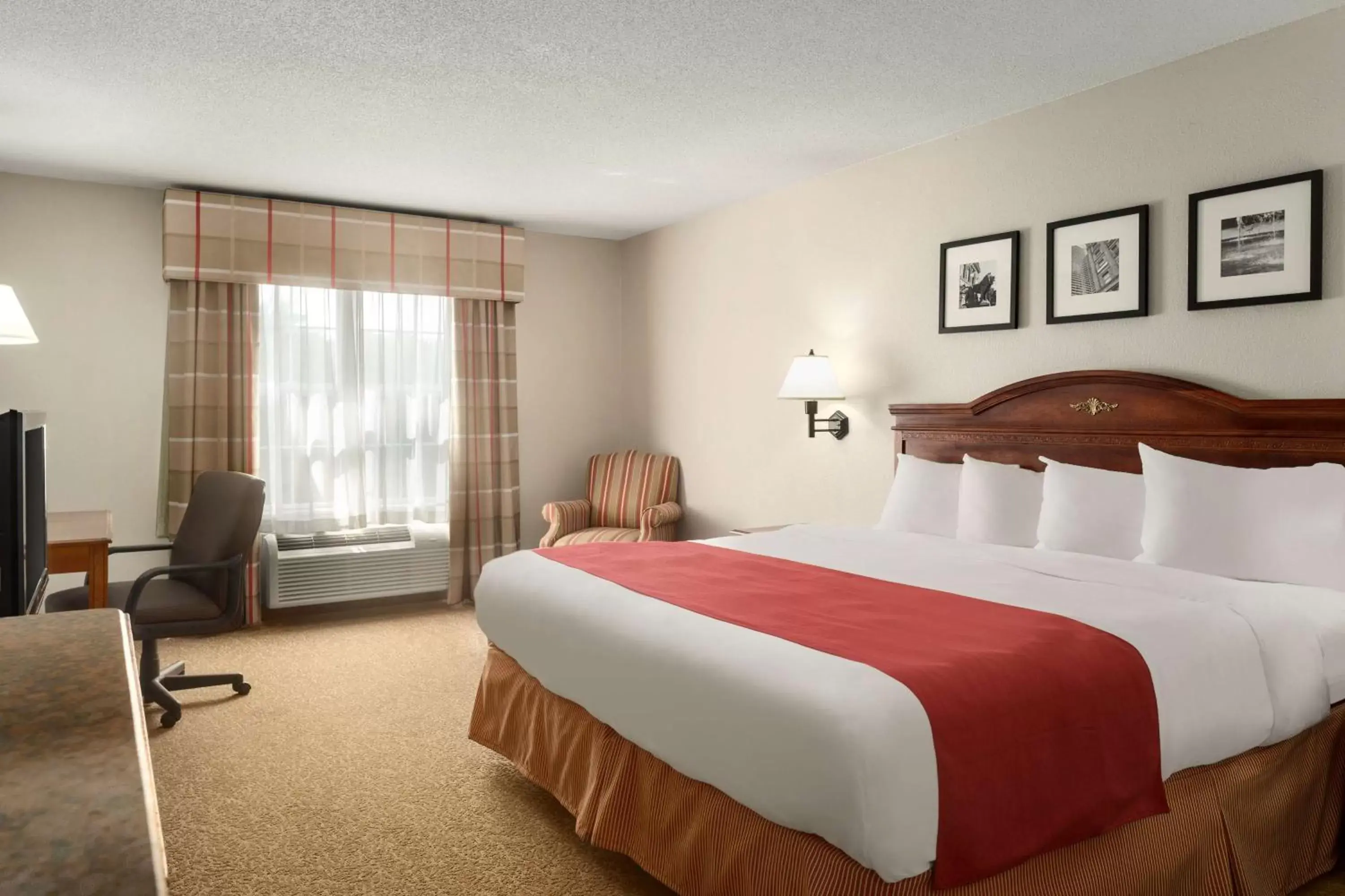Photo of the whole room, Bed in Country Inn & Suites by Radisson, Louisville South, KY