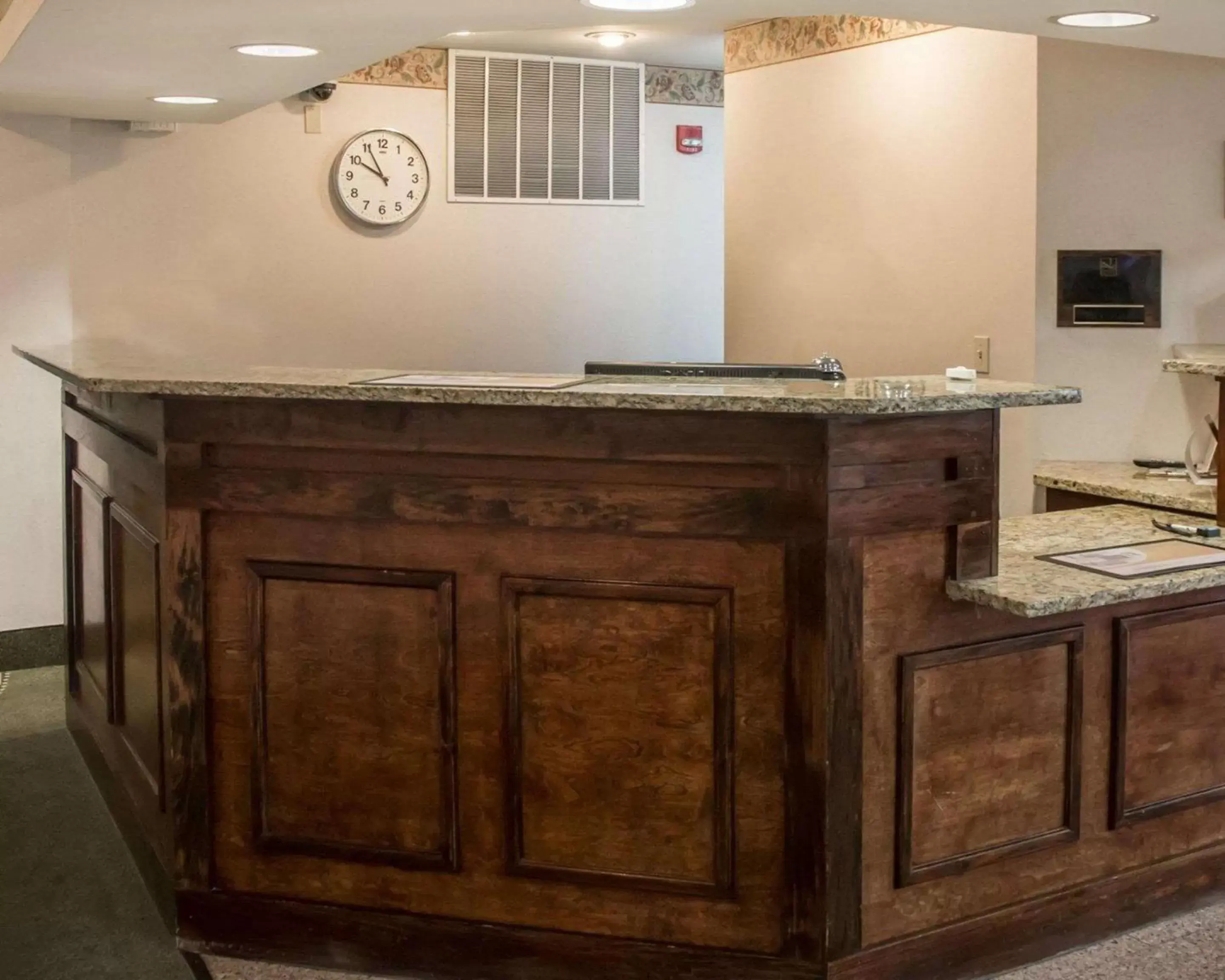 Lobby or reception, Kitchen/Kitchenette in Quality Inn & Suites Loves Park near Rockford
