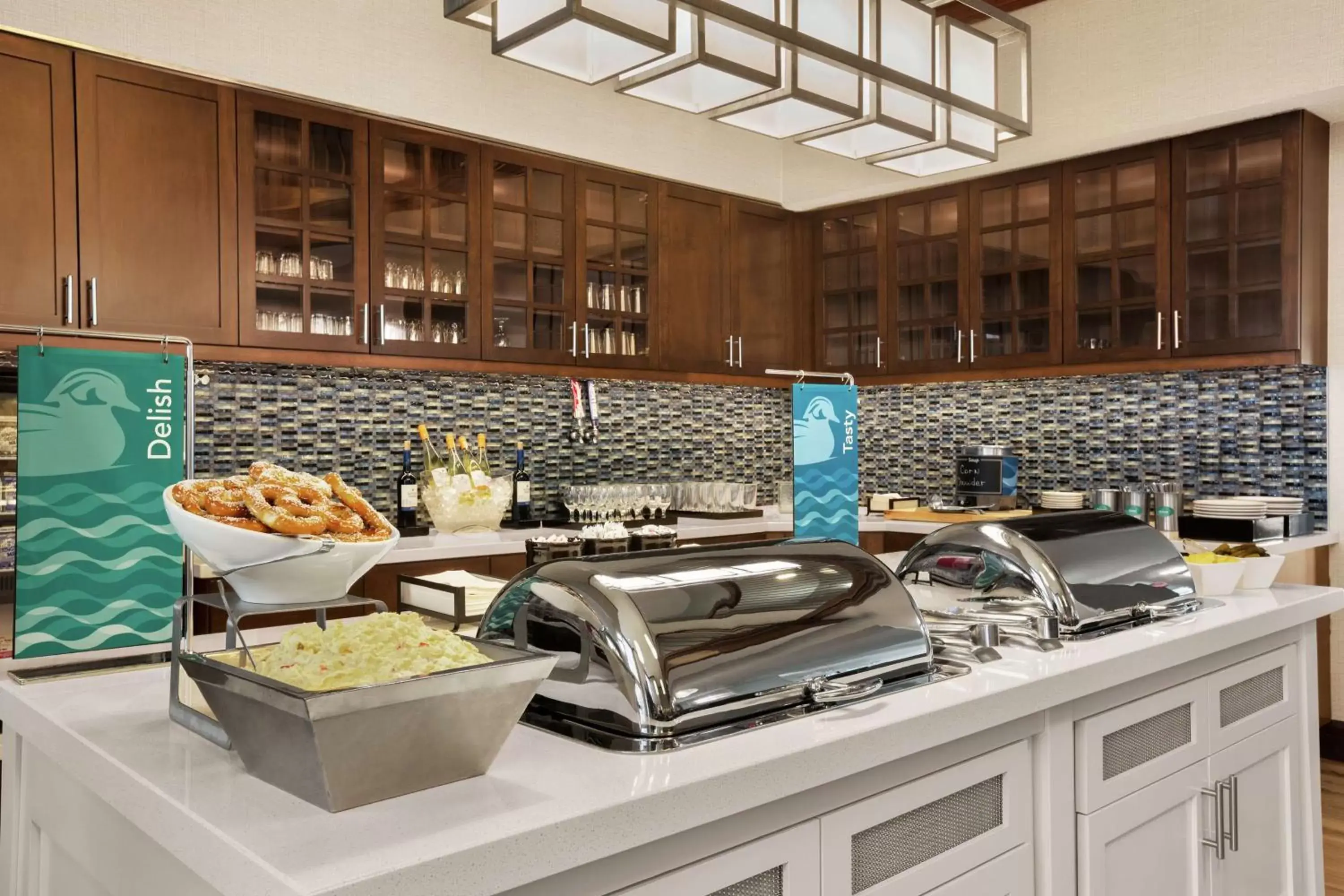 Breakfast, Kitchen/Kitchenette in Homewood Suites by Hilton Kansas City Airport