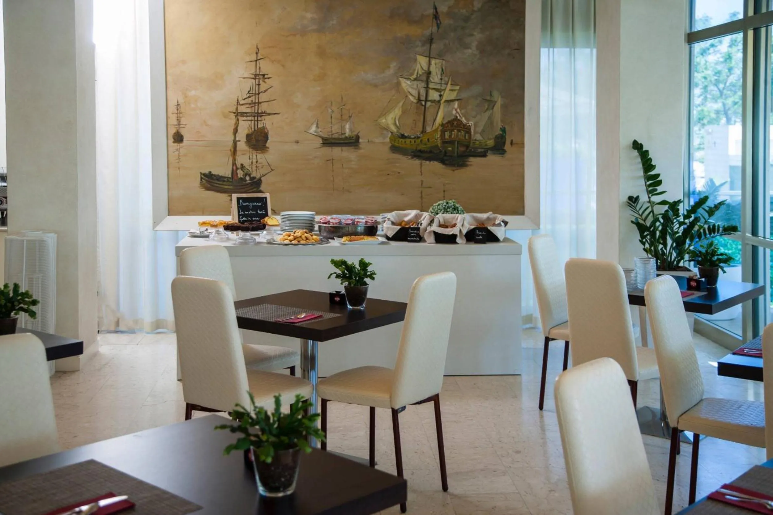 Restaurant/places to eat in Hotel Mon Cheri