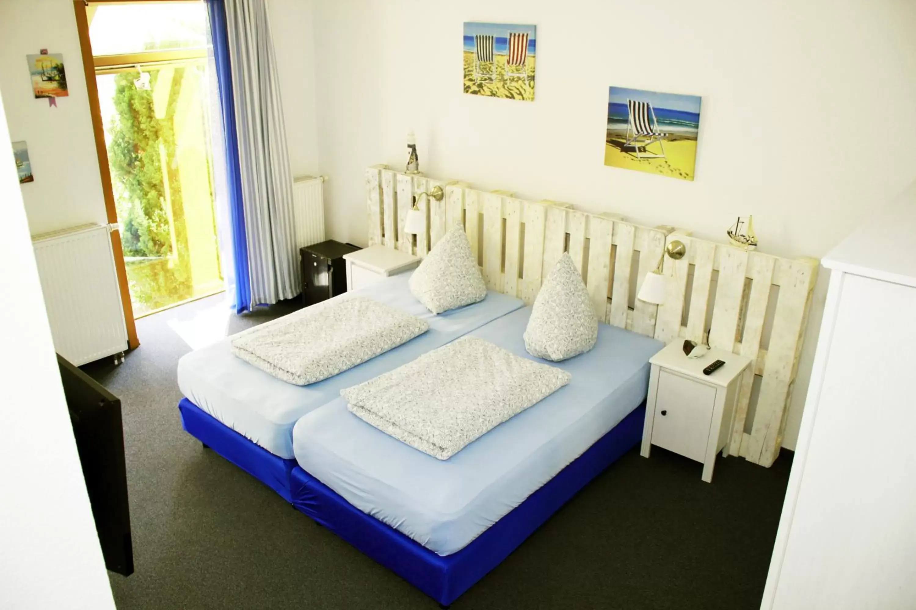 Photo of the whole room, Bed in Botschaft