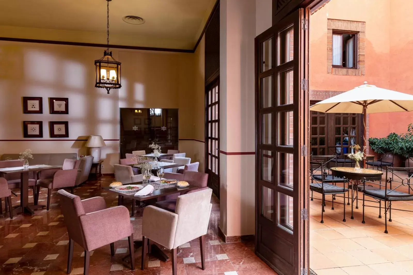 Lounge or bar in Parador de Tordesillas Lounge or bar in Parador de Tordesillas