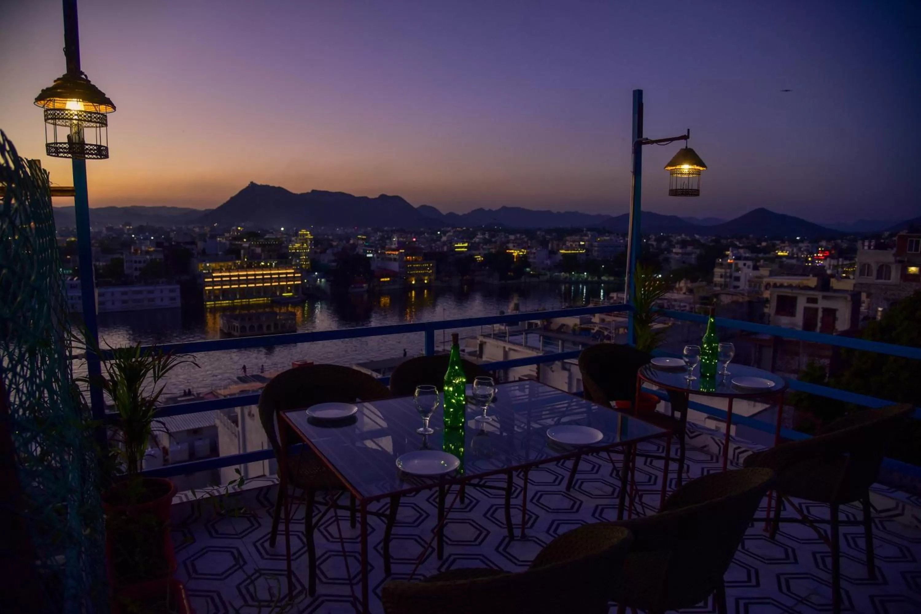 Restaurant/places to eat in Hotel Casa by the lake