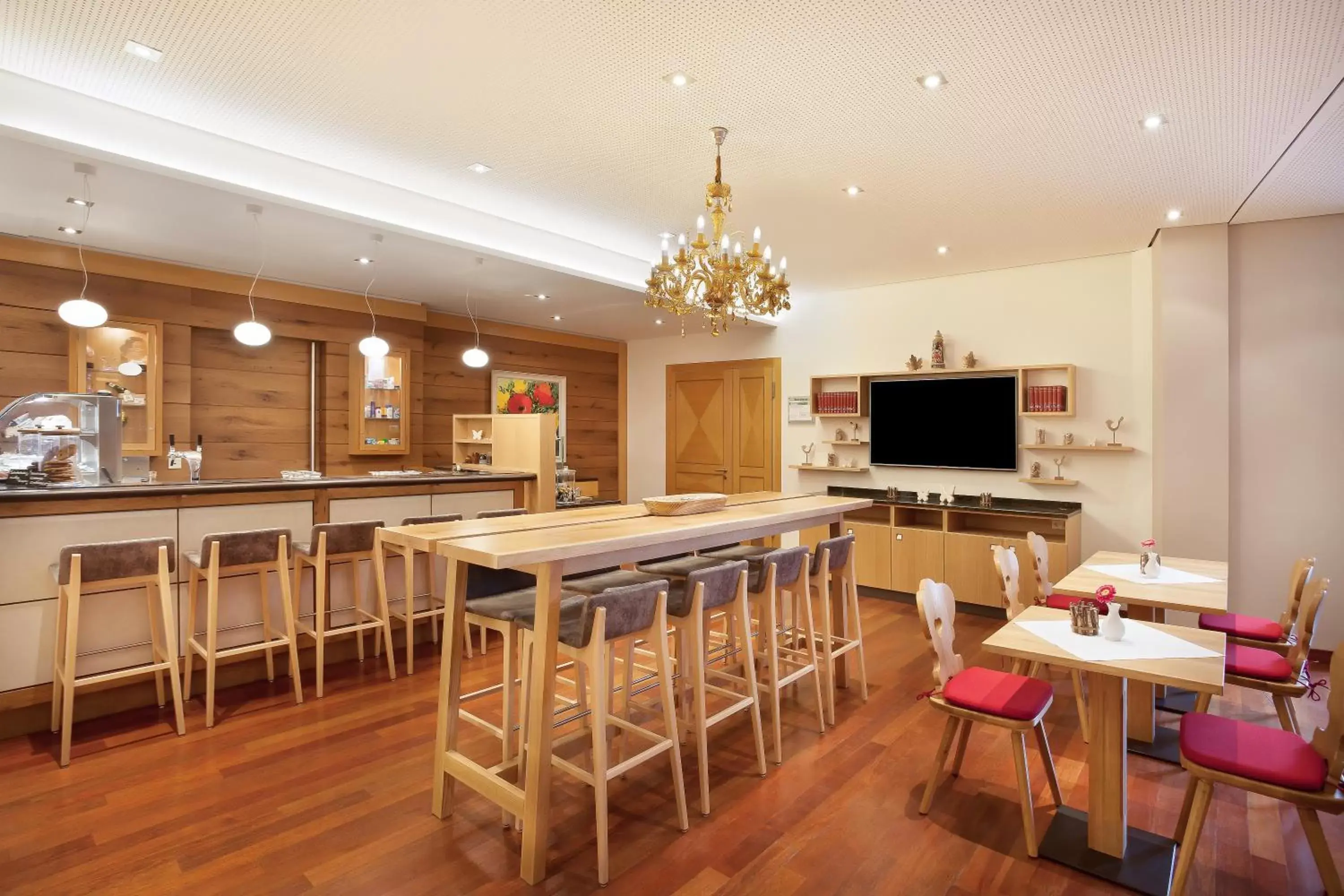 Lounge or bar in Holiday Inn Nürnberg City Centre by IHG Lounge or bar in Holiday Inn Nürnberg City Centre by IHG