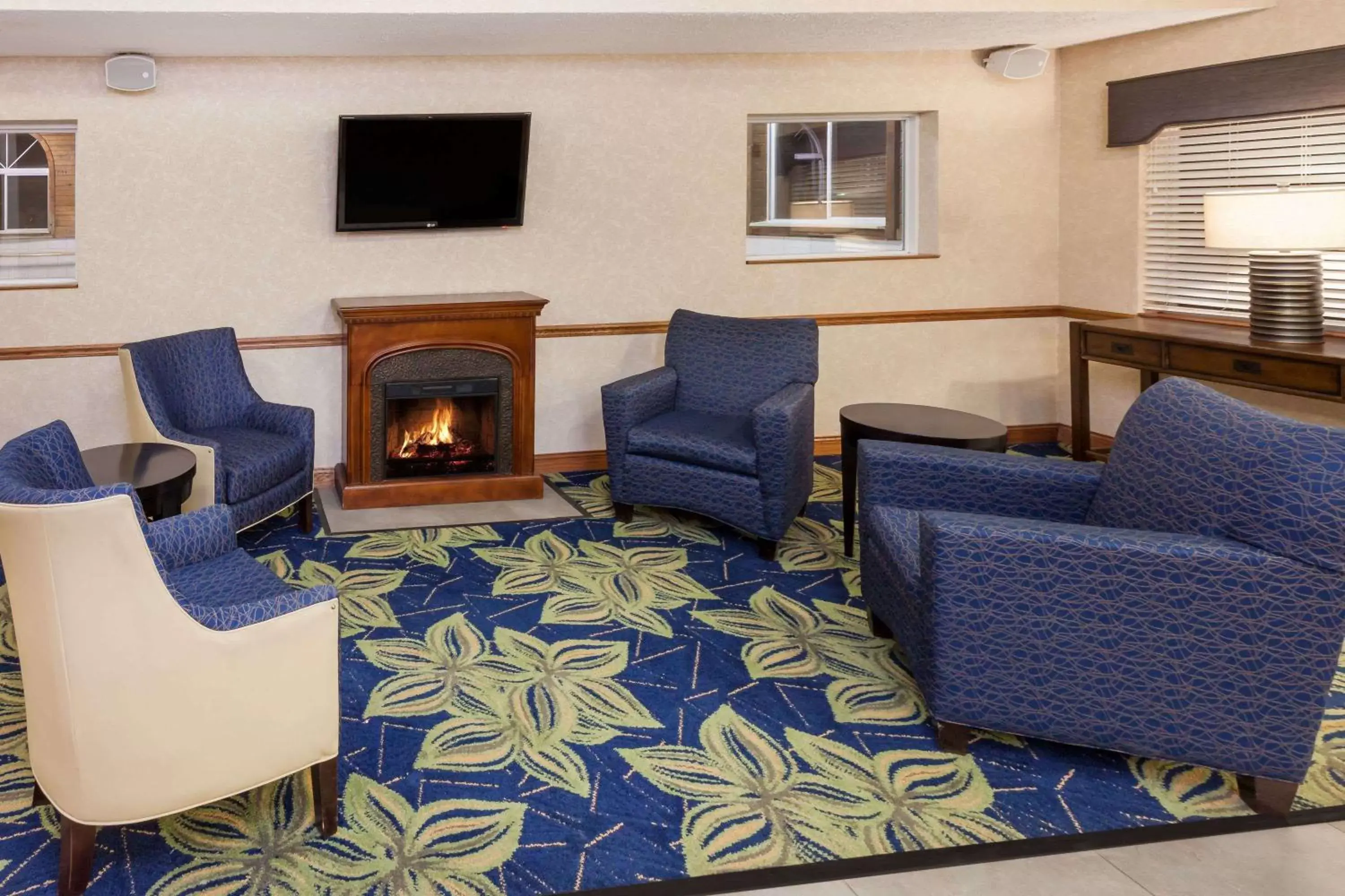 Lobby or reception, Seating Area in Baymont by Wyndham Galesburg