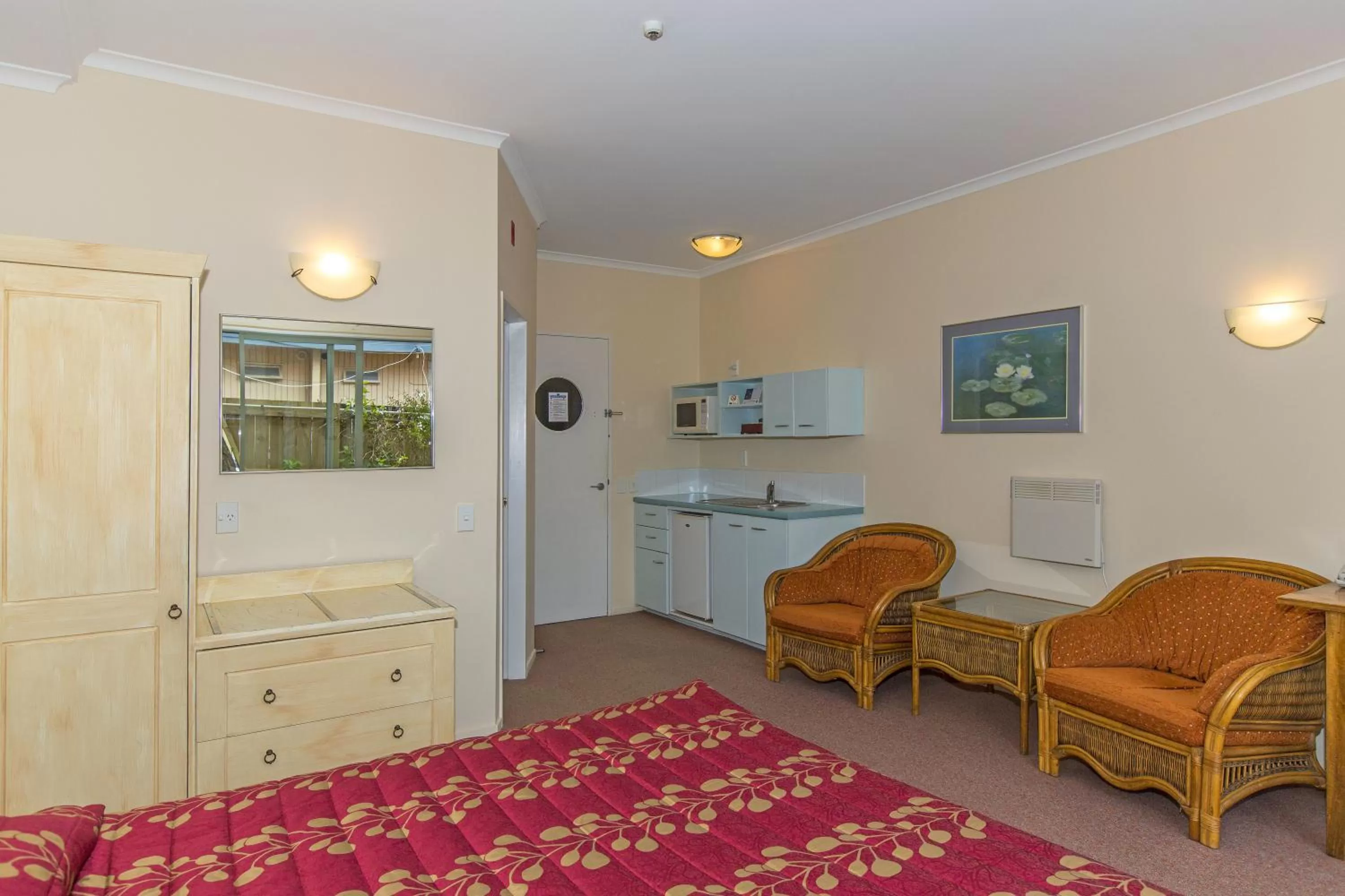 Photo of the whole room, Bed in Fernhill Motor Lodge