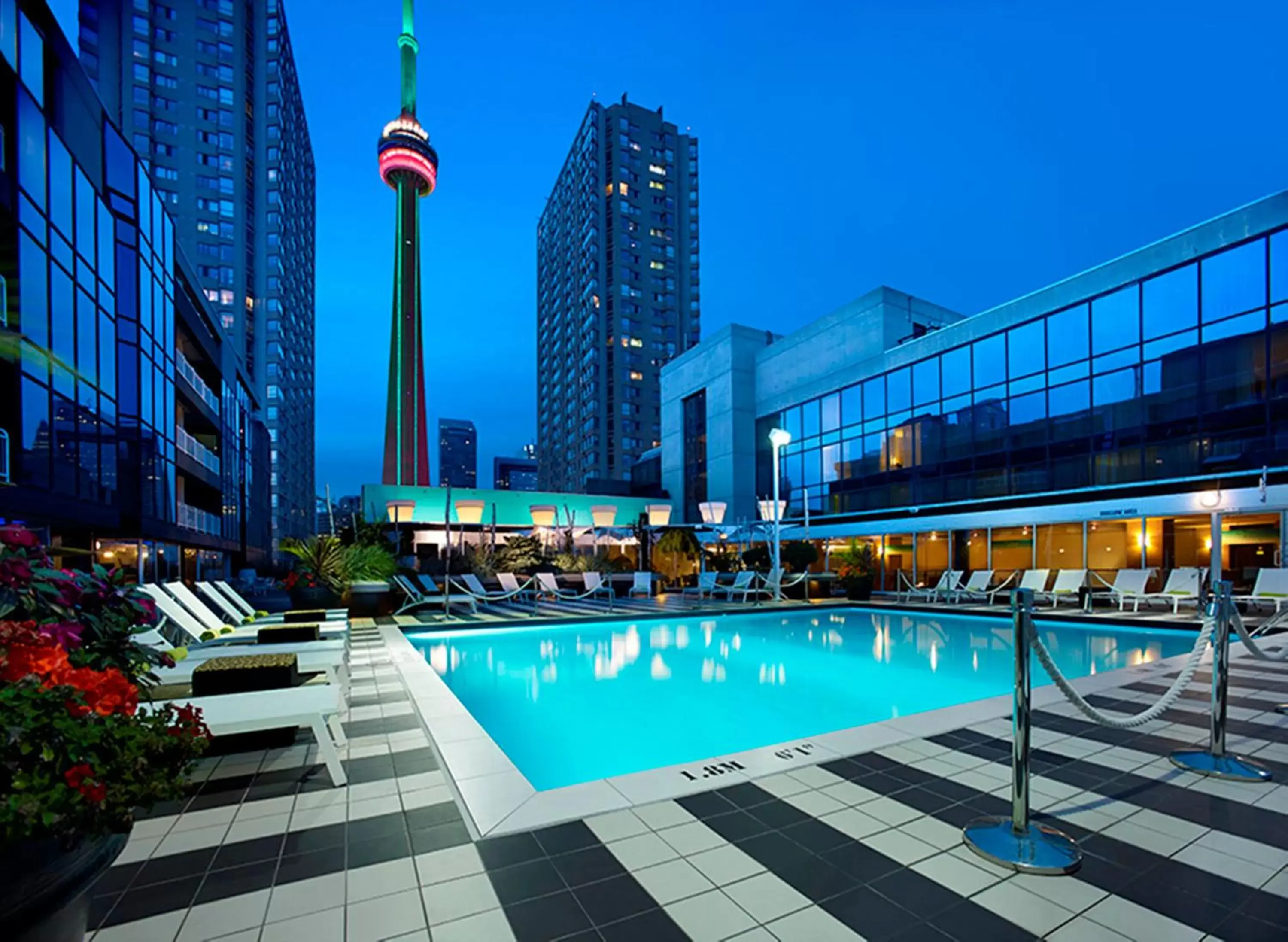 Swimming pool in Radisson Blu Toronto Downtown Swimming pool in Radisson Blu Toronto Downtown