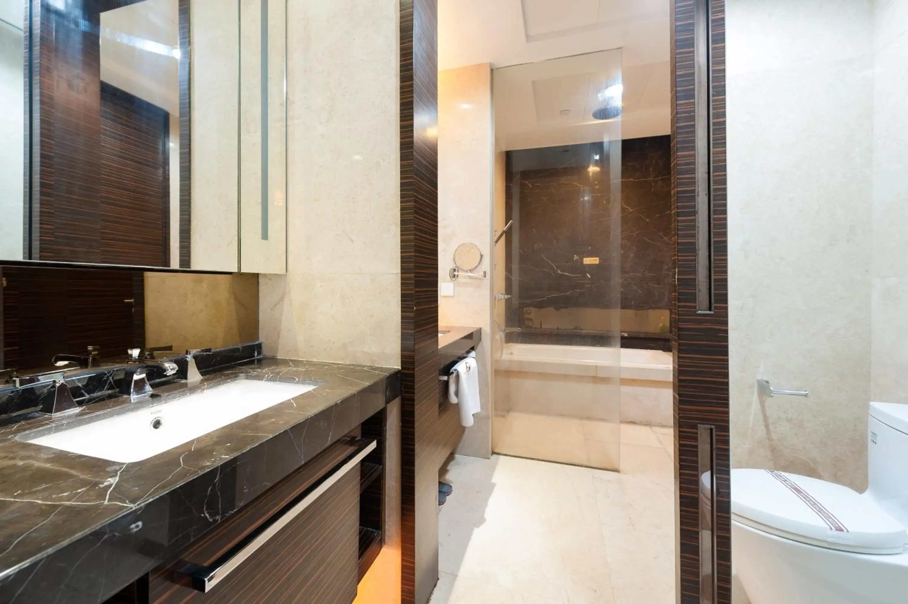 Shower, Bathroom in Yicheng Pazhou Poly World Trade Centre Apartment