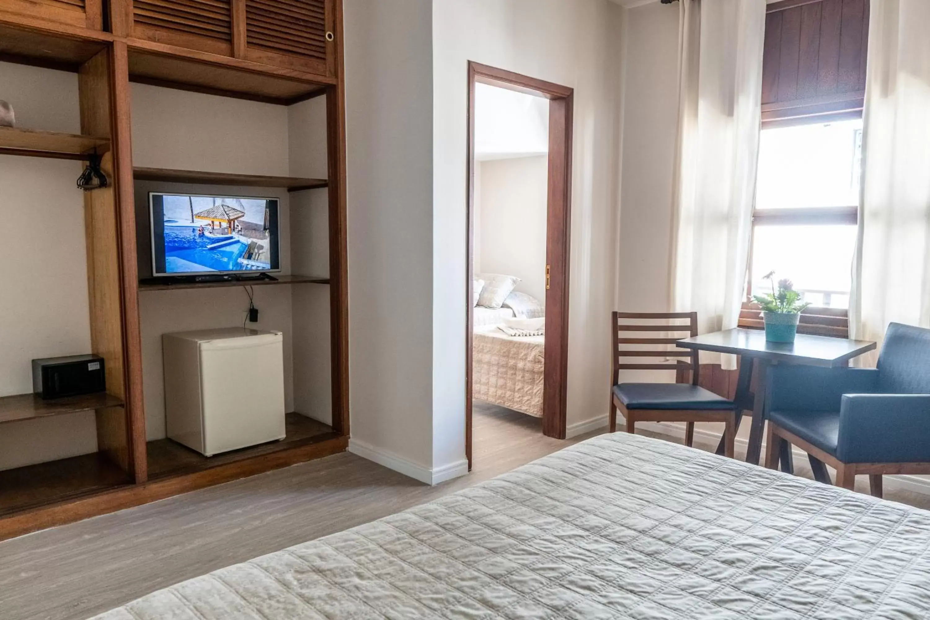 Bedroom, TV/Entertainment Center in Strand Hotel Guarujá Frente Mar
