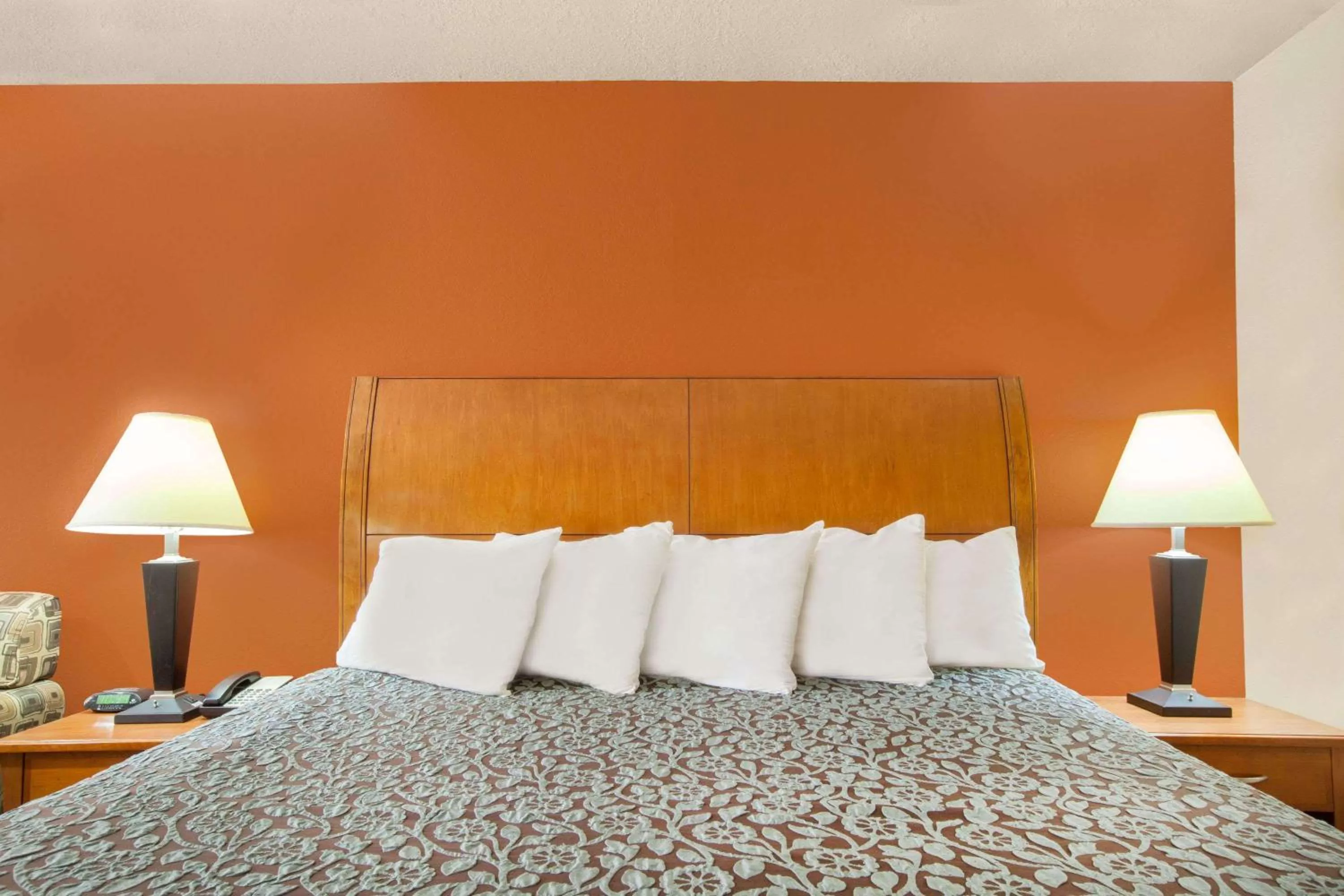 Photo of the whole room, Bed in Days Inn by Wyndham Centerville