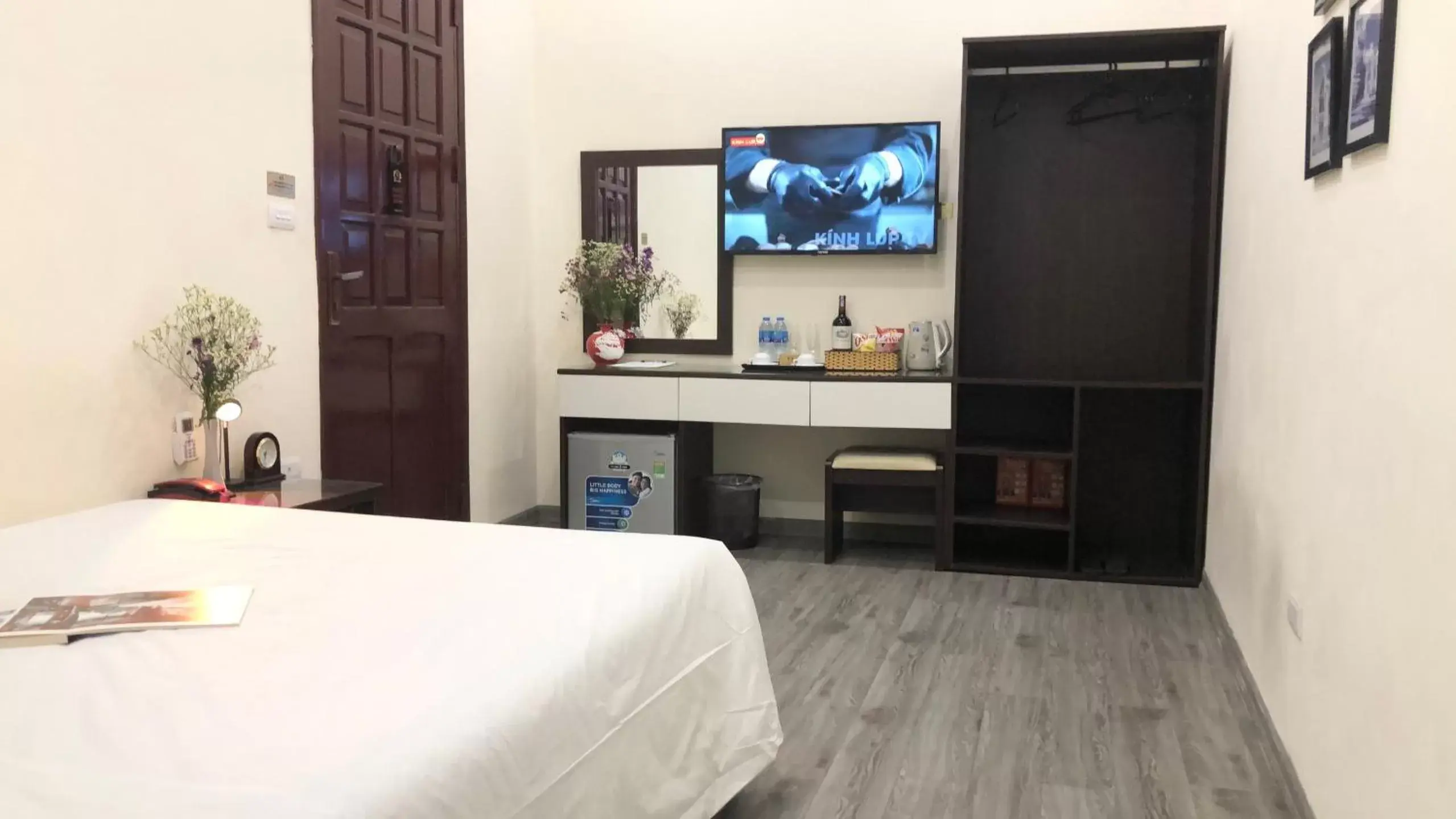 Communal lounge/ TV room, TV/Entertainment Center in Hanoi Elpis Hotel