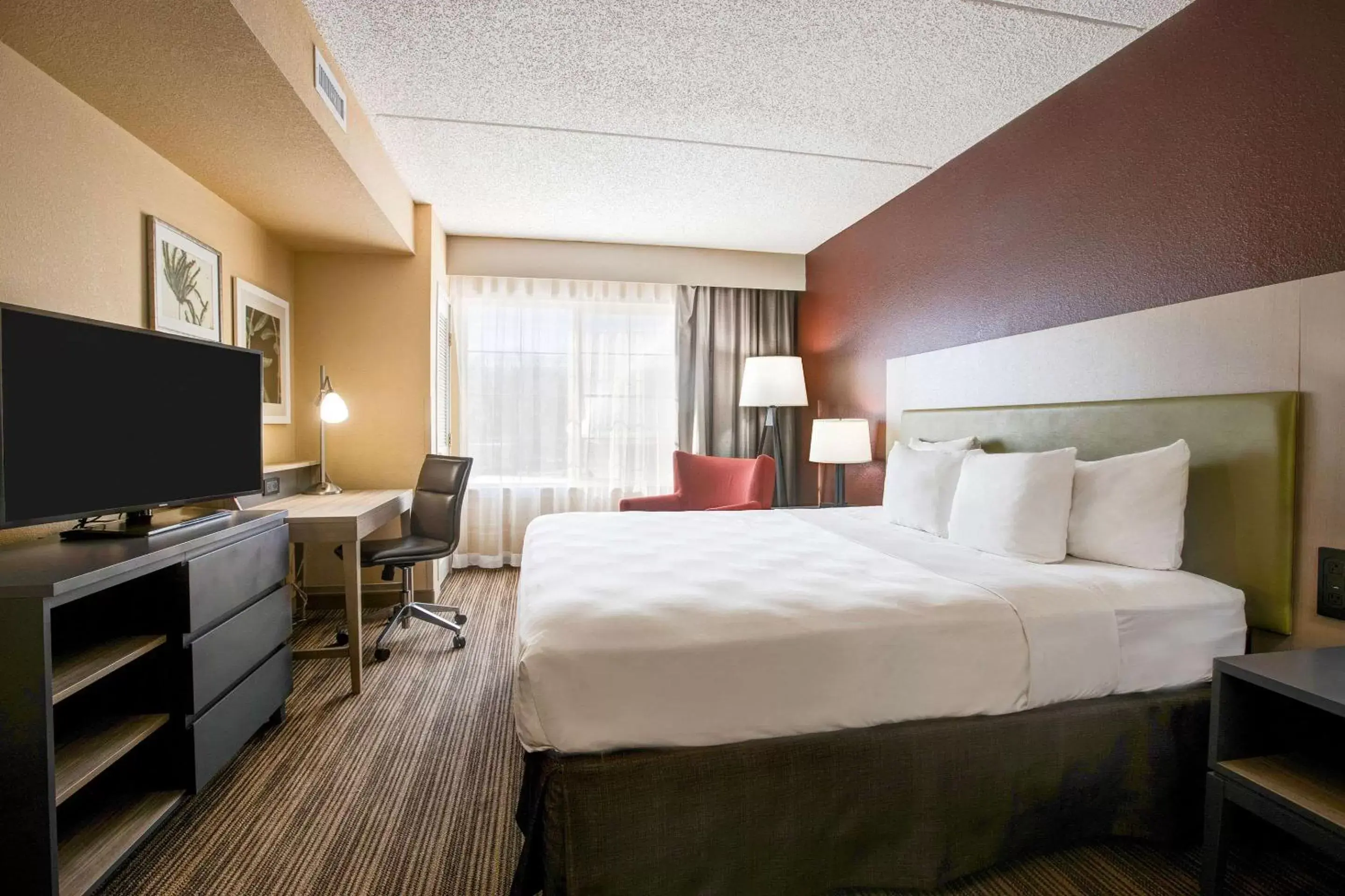 Bedroom, Bed in Comfort Inn & Suites St. Paul Northeast