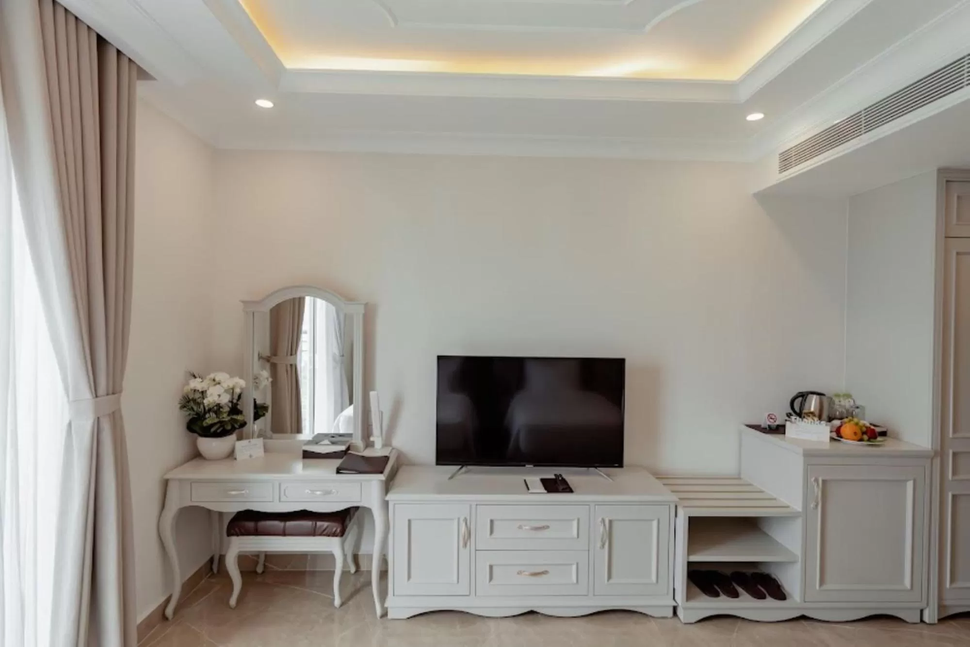 Bedroom, TV/Entertainment Center in MerPerle Beach Hotel