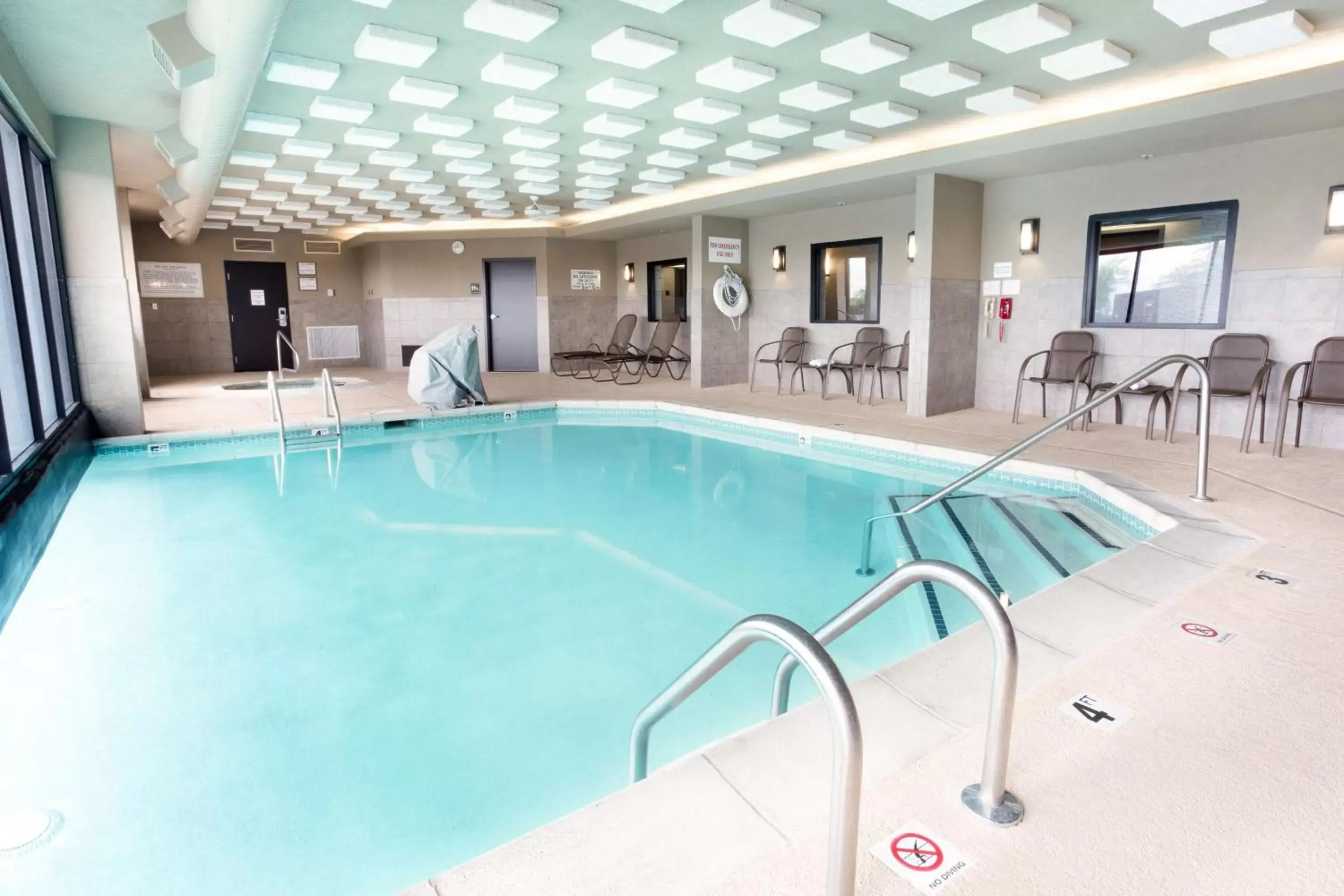 Activities, Swimming Pool in Drury Inn & Suites Kansas City Airport