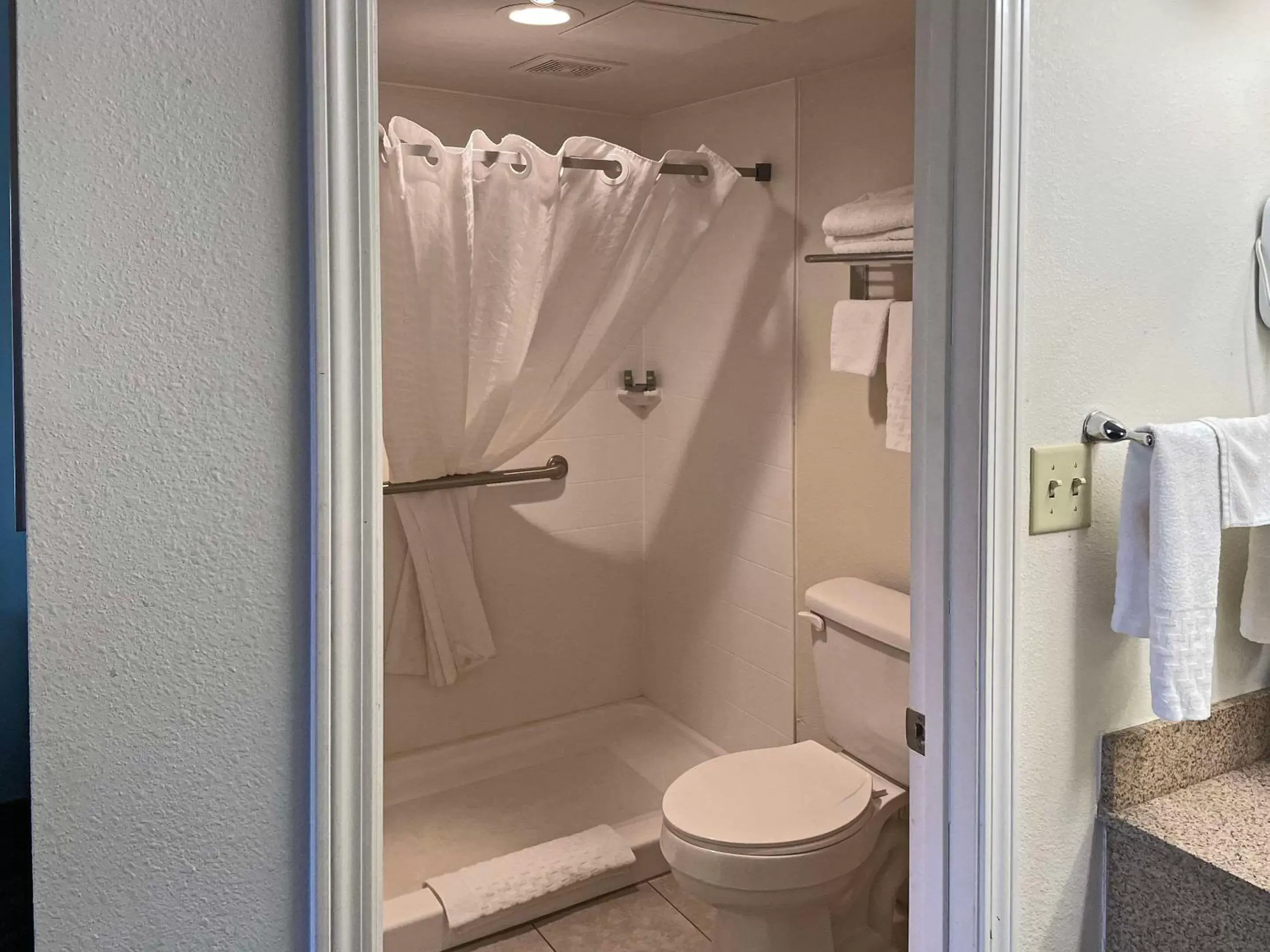 Bedroom in Quality Inn Clinton North Bedroom in Quality Inn Clinton North