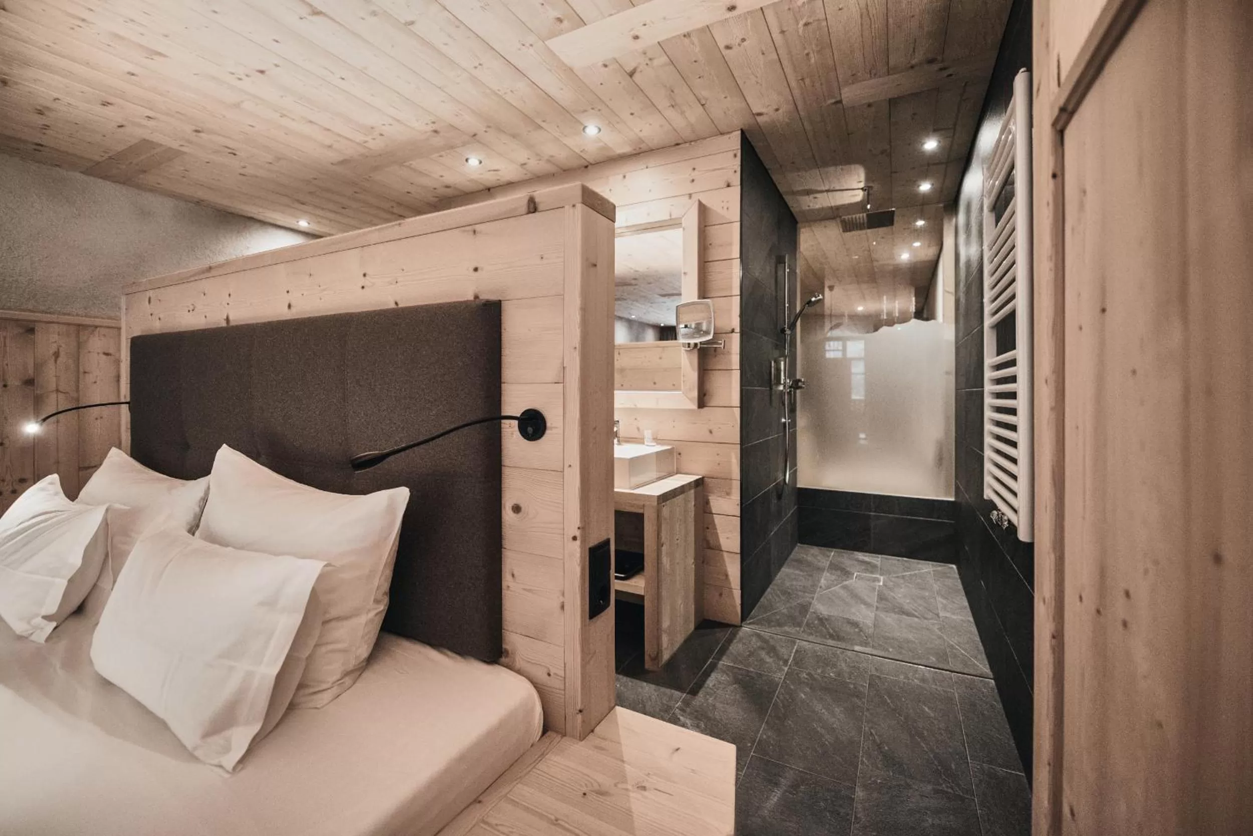 Shower, Bed in Tenne Lodges