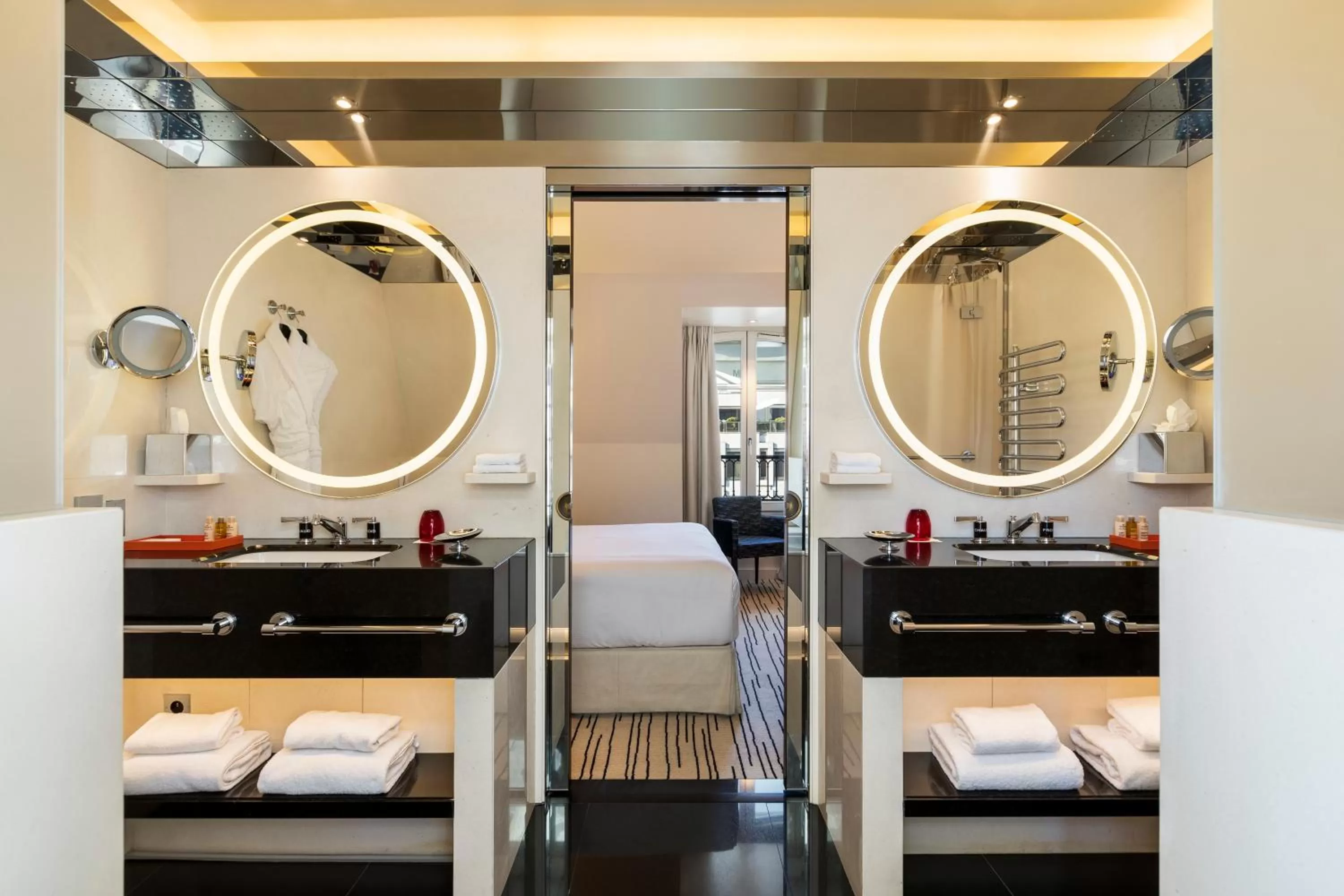 Bathroom, Bed in Hotel Montaigne