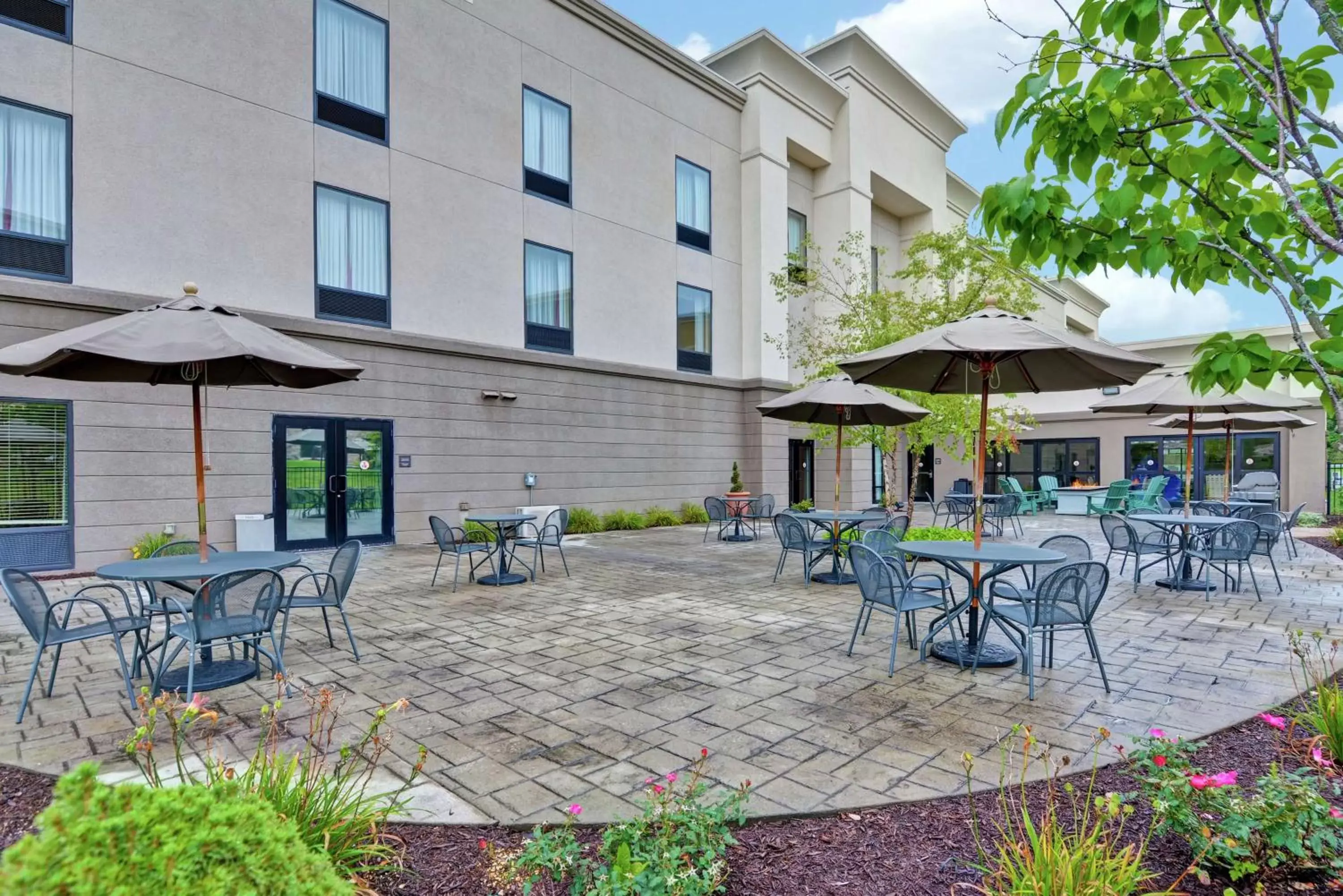 Patio, Property Building in Hampton Inn and Suites New Hartford/Utica