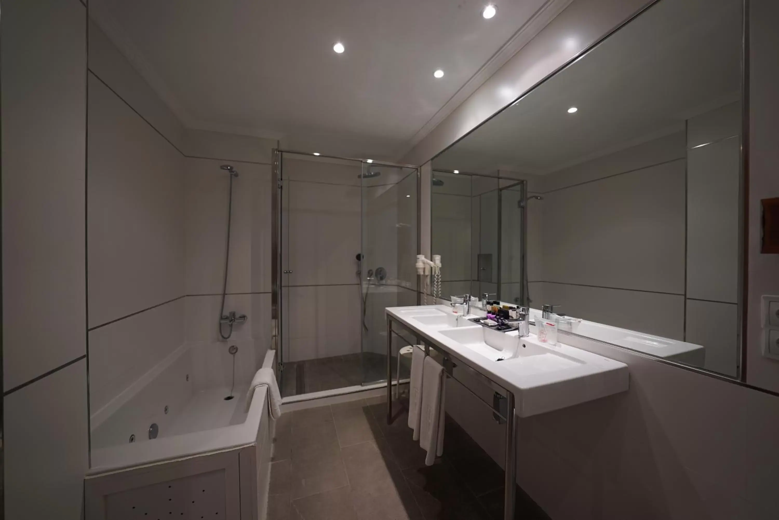 Shower, Bathroom in Hotel Artmadams