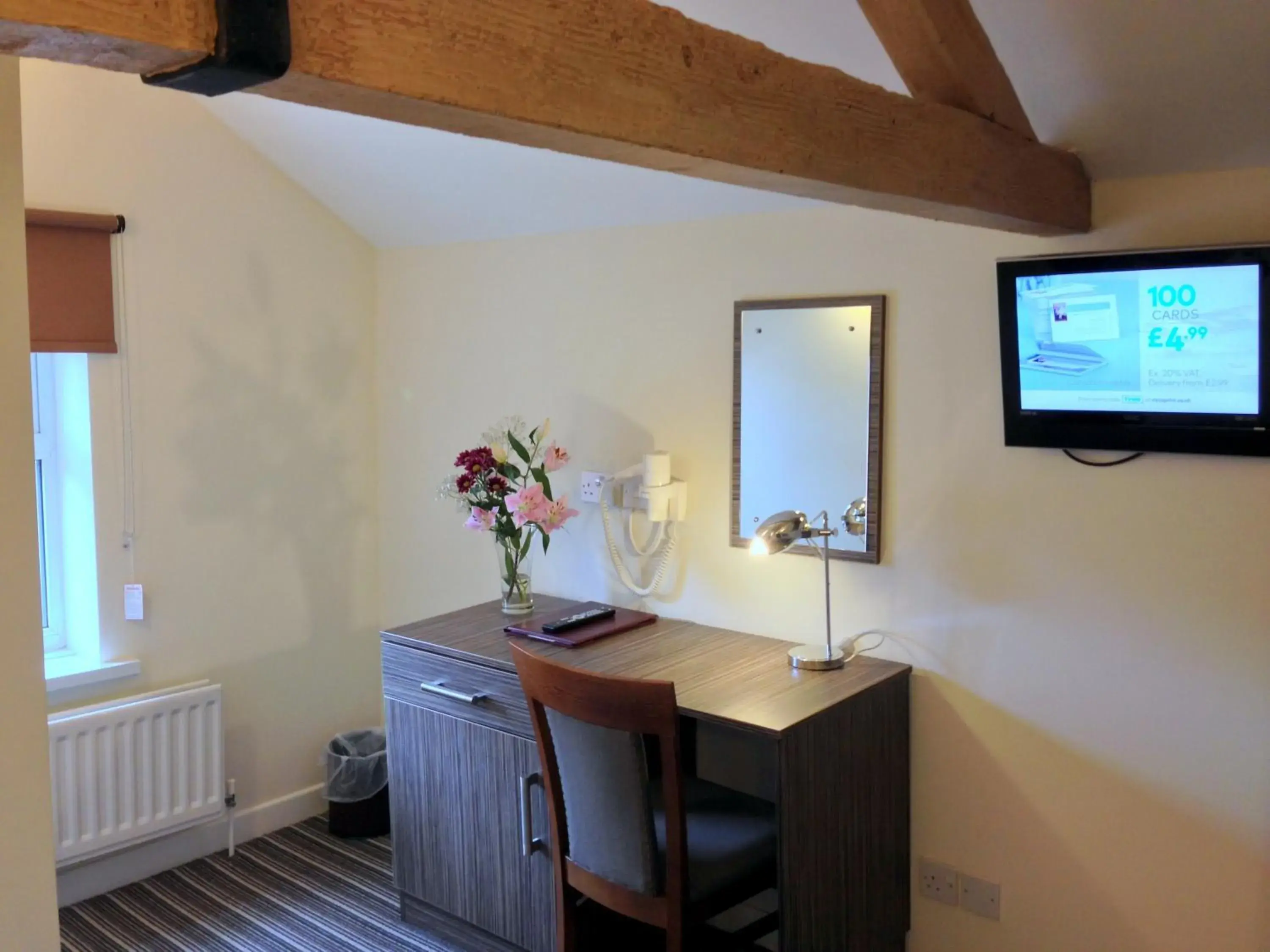Bedroom, TV/Entertainment Center in Ely House Hotel